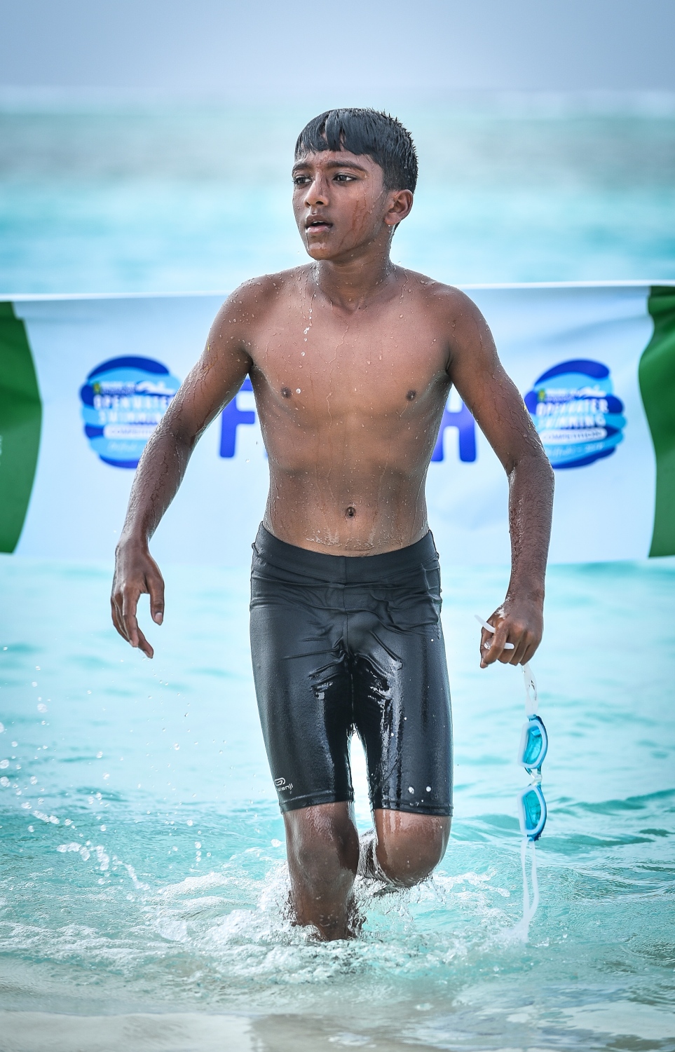 ކ.ދިއްފުށި: ޖުލައި 20، 2018: ސްވިމިން އެސޯސިއޭޝަނާއި މާލެ ފިޓްނަސް ކްލަބްގެ ފަރާތުން ކ. ދިއްފުށީގައި ބޭއްވި ދިގު ފެތުމުގެ ގައުމީ މުބާރާތުގެ ތެރެއިން، ޝައުގުވެރި ބަދަލުތަކާ އެކު ކުރިއަށްދިޔަ މި ހަރަކާތުގައި އެކި އުމުރުފުރާތަކުން ގިނަ އަދަދެއްގެ ފެތުންތެރިންތަކެއް ވަނީ ވާދަކޮށްފައި. ފޮޓޯ:ނިޝާން އަލީ/މިހާރު