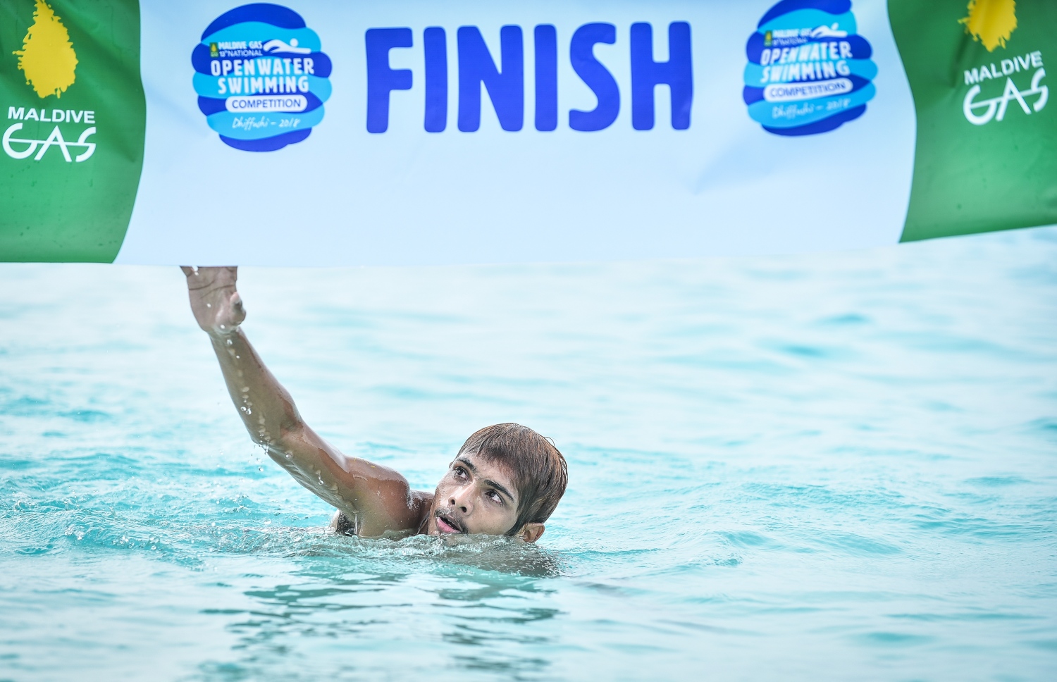 ކ.ދިއްފުށި: ޖުލައި 20، 2018: ސްވިމިން އެސޯސިއޭޝަނާއި މާލެ ފިޓްނަސް ކްލަބްގެ ފަރާތުން ކ. ދިއްފުށީގައި ބޭއްވި ދިގު ފެތުމުގެ ގައުމީ މުބާރާތުގެ ތެރެއިން، ޝައުގުވެރި ބަދަލުތަކާ އެކު ކުރިއަށްދިޔަ މި ހަރަކާތުގައި އެކި އުމުރުފުރާތަކުން ގިނަ އަދަދެއްގެ ފެތުންތެރިންތަކެއް ވަނީ ވާދަކޮށްފައި. ފޮޓޯ:ނިޝާން އަލީ/މިހާރު