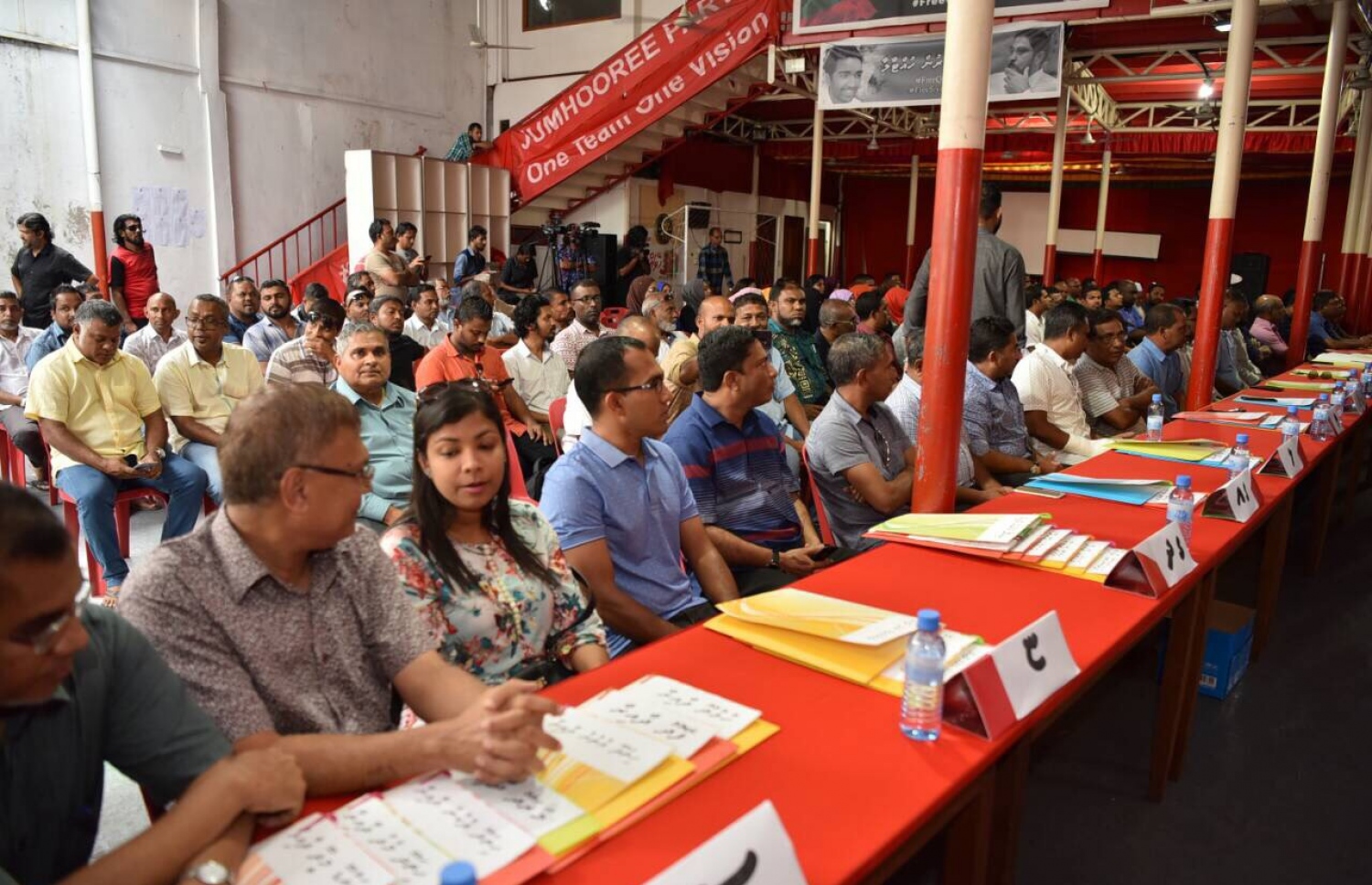 އިދިކޮޅު ޕާޓީތަކުން މާލޭގައި ރީރަޖިސްޓްރީ ކުރުމުގެ ހަރަކާތް ފެށުމަށް ބޭއްވި ހަރަކާތުގައި މަޖިލިސް ބައެއް މެމްބަރުން ބައިވެރިވެވަޑައިގަންނަވަނީ. - ފޮޓޯ: ޖޭޕީ