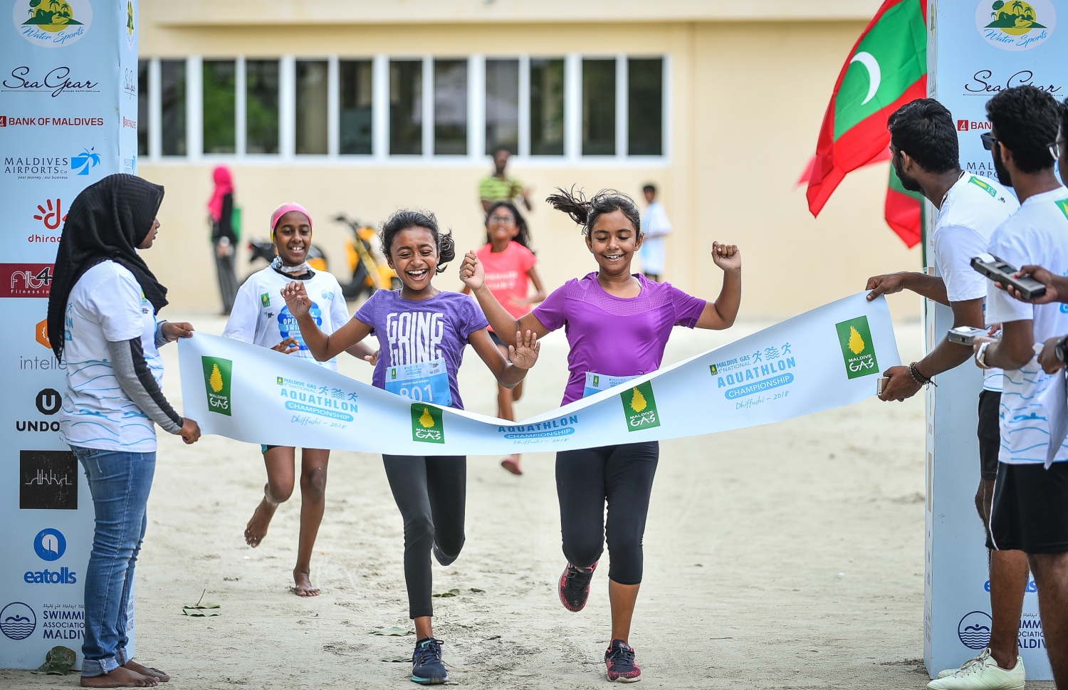 މުބާރާތުގައި ބައިވެރިވި ކުޑަކުދިންތަކެއް ރޭސް ނިންމަނީ. -- ފޮޓޯ: ނިޝާން އަލީ/ މިހާރު