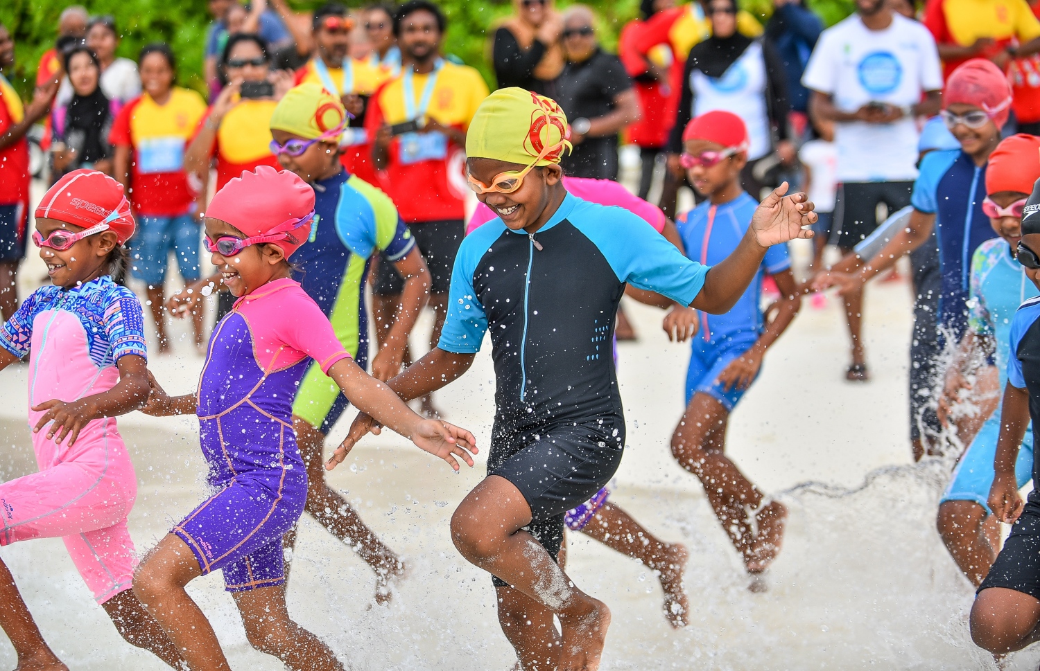 މިއަދު ކުރިއަށްދިޔަ އެކުއަތެލޯން މުބާރާތުގެ ތެރެއިން ކިޑްސް ބައިގެ އިވެންޓުގެ ތެރެއިން. -- ފޮޓޯ: ނިޝާން އަލީ/ މިހާރު