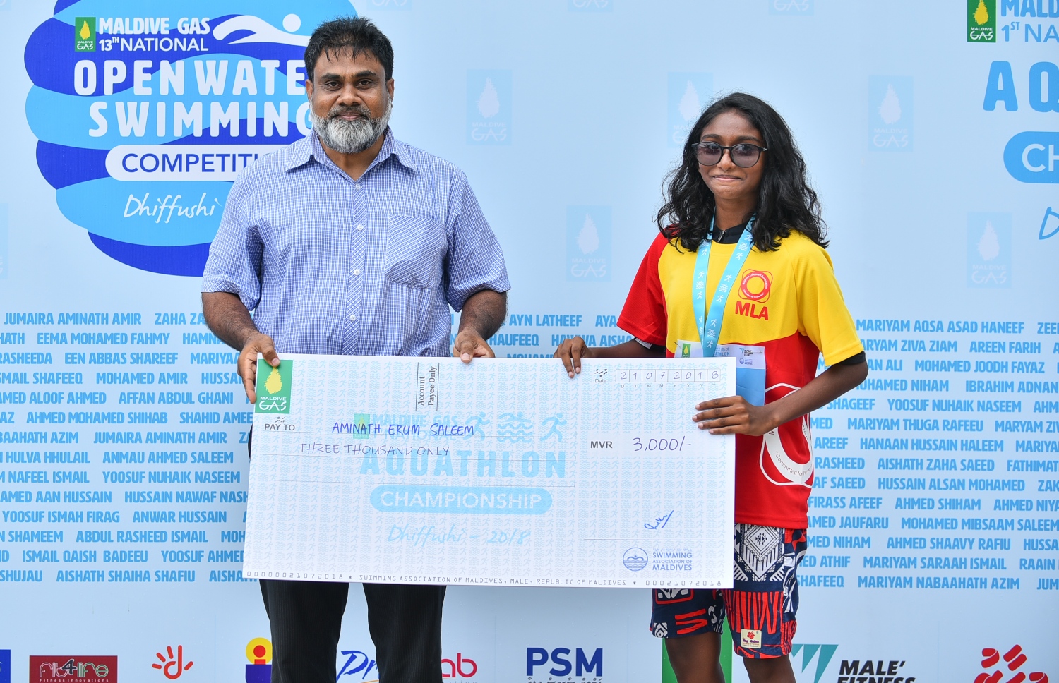 އަންހެން ބައިގެ ޗެމްޕިއަންކަން ހޯދި އިރަމް (ކ)އާ އިނާމް ހަވާލުކުރަނީ. -- ފޮޓޯ: ނިޝާން އަލީ/ މިހާރު