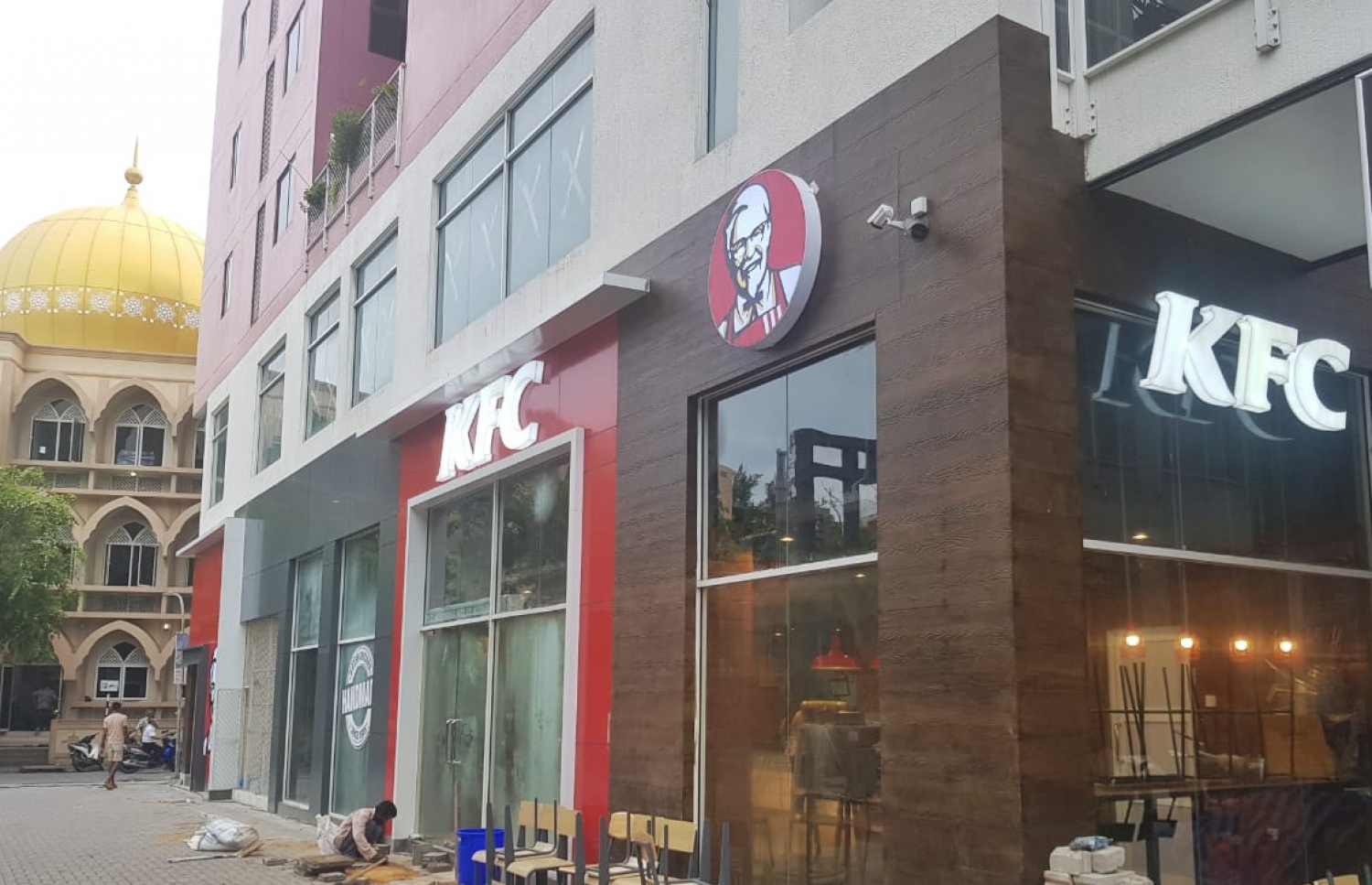 އެމެރިކާގެ މަޝްހޫރު ކޭއެފްސީގެ އައުޓްލެޓް މާލޭގެ ގާކޮށީގައި ހުޅުވަން ތައްޔާރުކުރުމުގެ މަސައްކަތް މިއަދު ކުރަނީ: މިއީ ކޭއެފްސީގެ އައުޓްލެޓެއް މާލޭގައި ހުޅުވާ ފުރަތަމަ ފަހަރު. ފޮޓޯ: ހުސެއިން ވަހީދު /މިހާރު