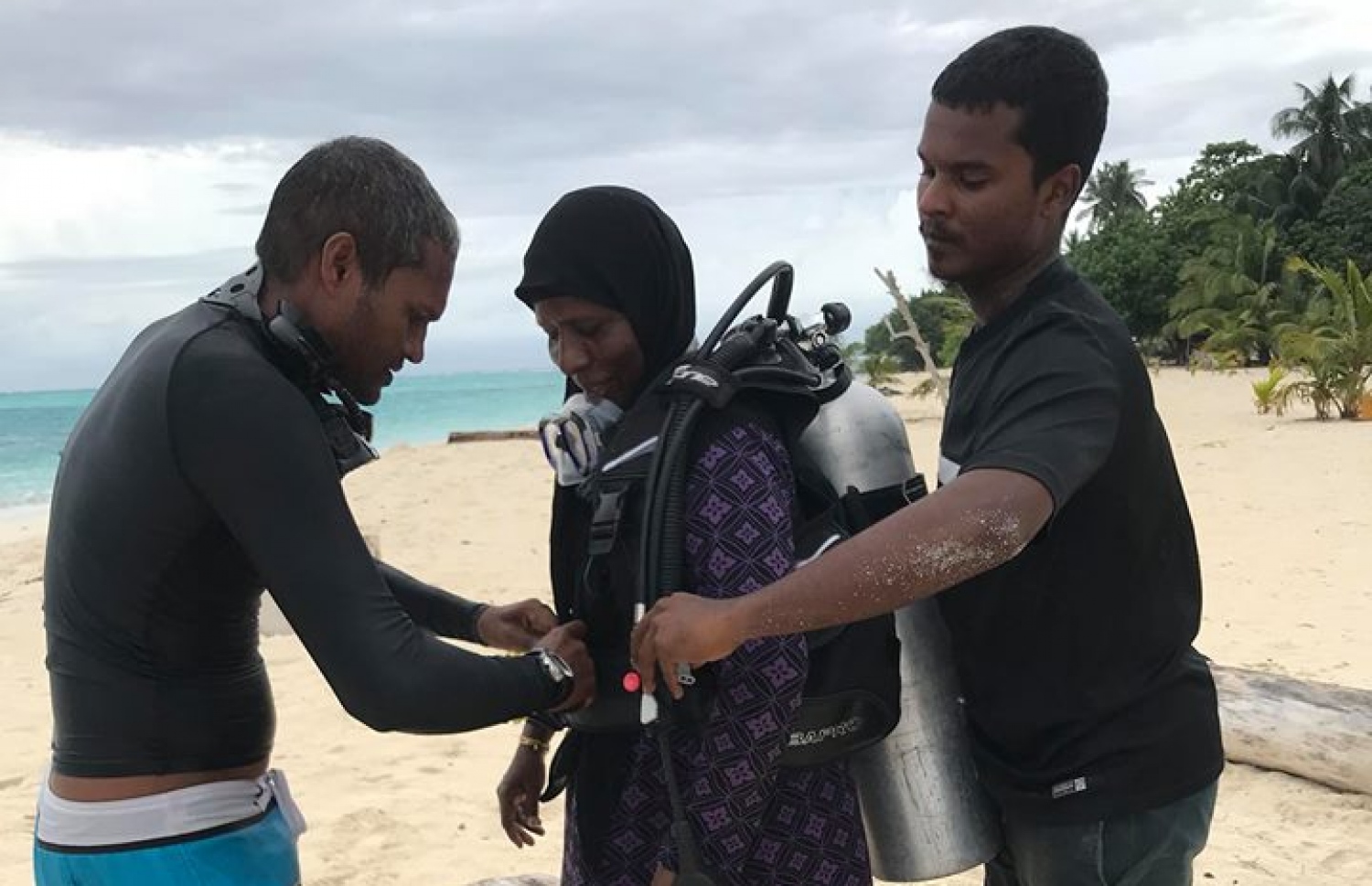 ފުލިދޫގެ މާމަ އަކު ޑައިވިނަށް ދިޔުމަށް، އެ ރަށުގެ ޑައިވަރުން އެހީވަނީ-- ފޮޓޯ: ފުލިދޫ ޑައިވް