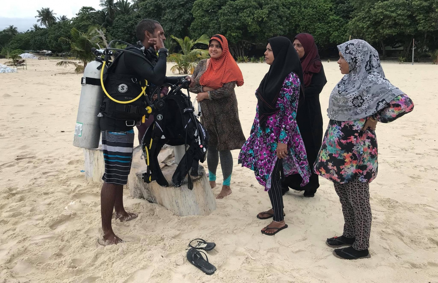 ޑައިވިނަށް ދިޔުމުގެ ކުރިން ފުލިދޫގެ ބައެއް މަންމައިންނަށް، ޑައިވަރަކު އިރުޝާދު ދެނީ-- ފޮޓޯ: ފުލިދޫ ޑައިވް