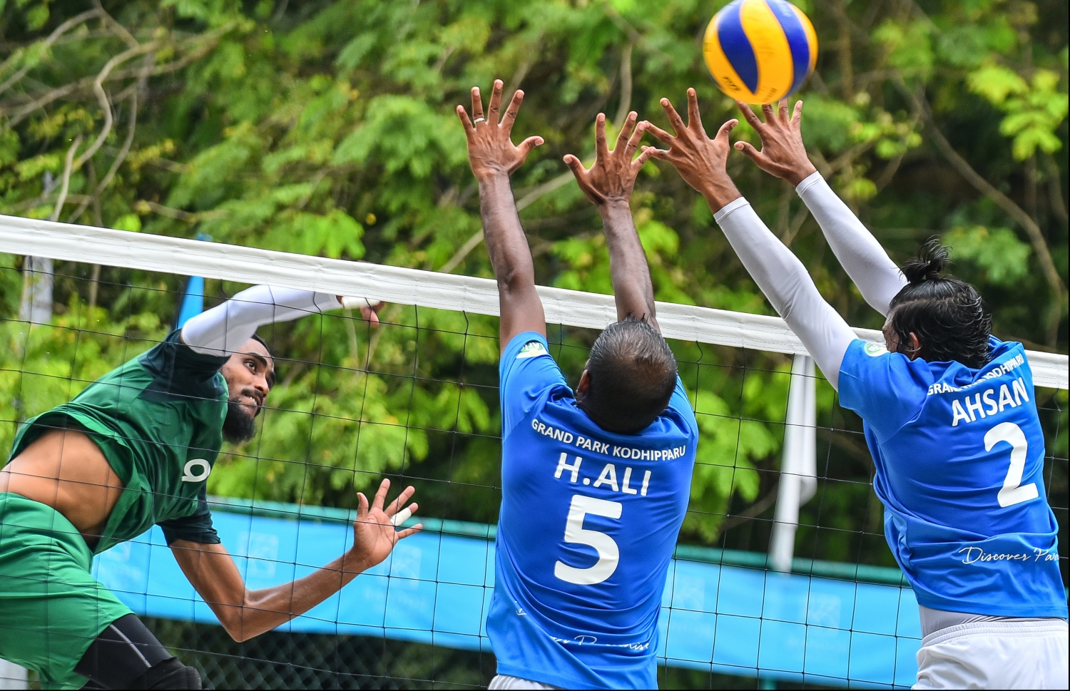 ބަނޑޮސް އައިލެންޑް ރިސޯޓު: ޖުލައި 22، 2018: އާލާ އިންޓަ ރިސޯޓް ޗެމްޕިއަންސް ލީގު ވޮލީބޯޅަ މުބާރާތުގެ ފައިނަލް މެޗުގެ ތެރެއިން: ގްރޭންޑްޕާކް ކޮއްދިއްޕަރު އަދި ބަނޑޮސް މޯލްޑިވްސް ވާދަކުރި މި މިމެޗުން ސީދާ ތިން ސެޓުން މޮޅުވެ، މުބާރާތް ކާމިޔާބުކުރީ ބަނޑޮސް މޯލްޑިވްސްއިން.--- މިހާރު ފޮޓޯ: ހުސައިން ވަހީދު