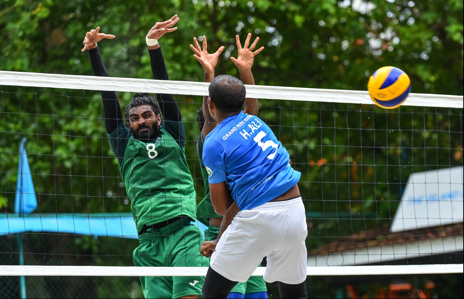 ބަނޑޮސް އައިލެންޑް ރިސޯޓު: ޖުލައި 22، 2018: އާލާ އިންޓަ ރިސޯޓް ޗެމްޕިއަންސް ލީގު ވޮލީބޯޅަ މުބާރާތުގެ ފައިނަލް މެޗުގެ ތެރެއިން: ގްރޭންޑްޕާކް ކޮއްދިއްޕަރު އަދި ބަނޑޮސް މޯލްޑިވްސް ވާދަކުރި މި މިމެޗުން ސީދާ ތިން ސެޓުން މޮޅުވެ، މުބާރާތް ކާމިޔާބުކުރީ ބަނޑޮސް މޯލްޑިވްސްއިން.--- މިހާރު ފޮޓޯ: ހުސައިން ވަހީދު