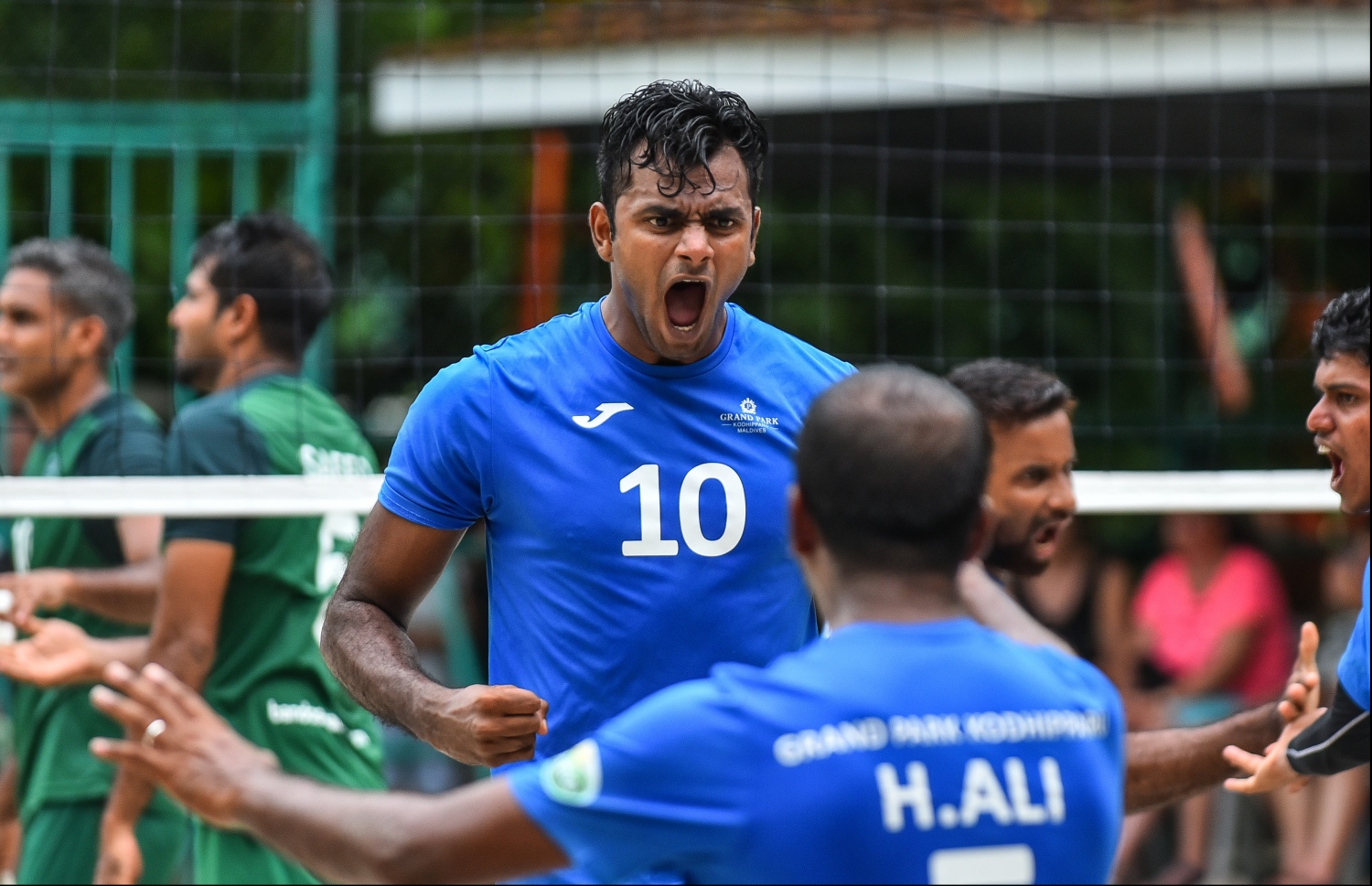 ބަނޑޮސް އައިލެންޑް ރިސޯޓު: ޖުލައި 22، 2018: އާލާ އިންޓަ ރިސޯޓް ޗެމްޕިއަންސް ލީގު ވޮލީބޯޅަ މުބާރާތުގެ ފައިނަލް މެޗުގެ ތެރެއިން: ގްރޭންޑްޕާކް ކޮއްދިއްޕަރު އަދި ބަނޑޮސް މޯލްޑިވްސް ވާދަކުރި މި މިމެޗުން ސީދާ ތިން ސެޓުން މޮޅުވެ، މުބާރާތް ކާމިޔާބުކުރީ ބަނޑޮސް މޯލްޑިވްސްއިން.--- މިހާރު ފޮޓޯ: ހުސައިން ވަހީދު