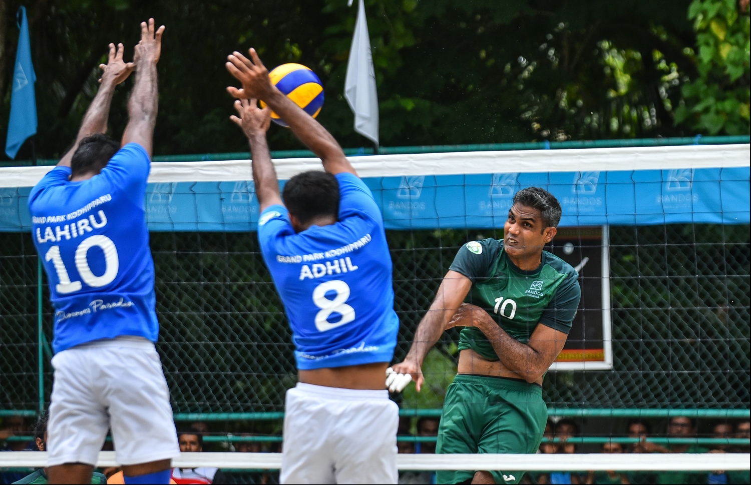 ބަނޑޮސް އައިލެންޑް ރިސޯޓު: ޖުލައި 22، 2018: އާލާ އިންޓަ ރިސޯޓް ޗެމްޕިއަންސް ލީގު ވޮލީބޯޅަ މުބާރާތުގެ ފައިނަލް މެޗުގެ ތެރެއިން: ގްރޭންޑްޕާކް ކޮއްދިއްޕަރު އަދި ބަނޑޮސް މޯލްޑިވްސް ވާދަކުރި މި މިމެޗުން ސީދާ ތިން ސެޓުން މޮޅުވެ، މުބާރާތް ކާމިޔާބުކުރީ ބަނޑޮސް މޯލްޑިވްސްއިން.--- މިހާރު ފޮޓޯ: ހުސައިން ވަހީދު