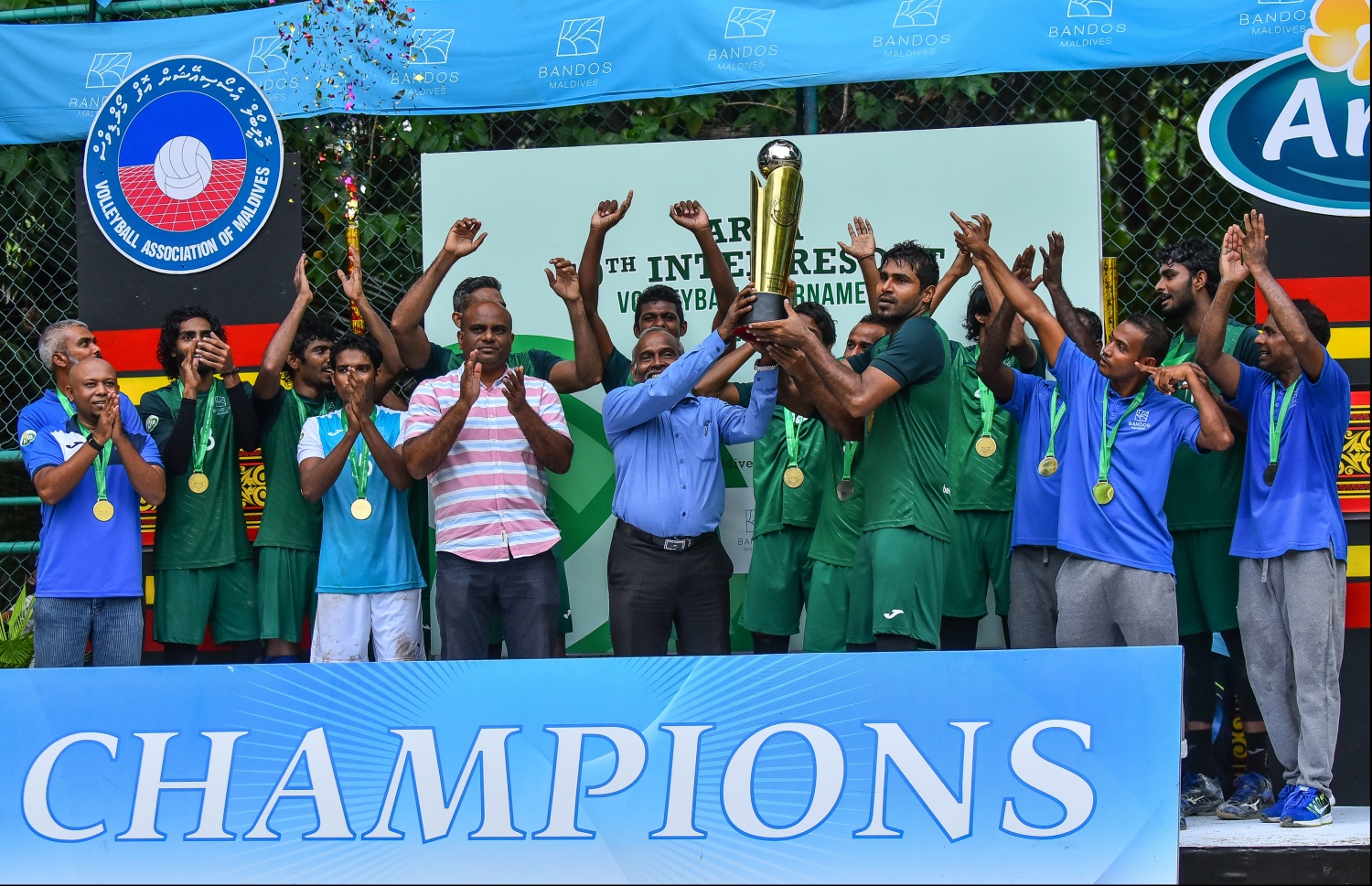 ބަނޑޮސް އައިލެންޑް ރިސޯޓު: ޖުލައި 22، 2018: އާލާ އިންޓަ ރިސޯޓް ޗެމްޕިއަންސް ލީގު ވޮލީބޯޅަ މުބާރާތުގެ ފައިނަލް މެޗުގެ ތެރެއިން: ގްރޭންޑްޕާކް ކޮއްދިއްޕަރު އަދި ބަނޑޮސް މޯލްޑިވްސް ވާދަކުރި މި މިމެޗުން ސީދާ ތިން ސެޓުން މޮޅުވެ، މުބާރާތް ކާމިޔާބުކުރީ ބަނޑޮސް މޯލްޑިވްސްއިން.--- މިހާރު ފޮޓޯ: ހުސައިން ވަހީދު