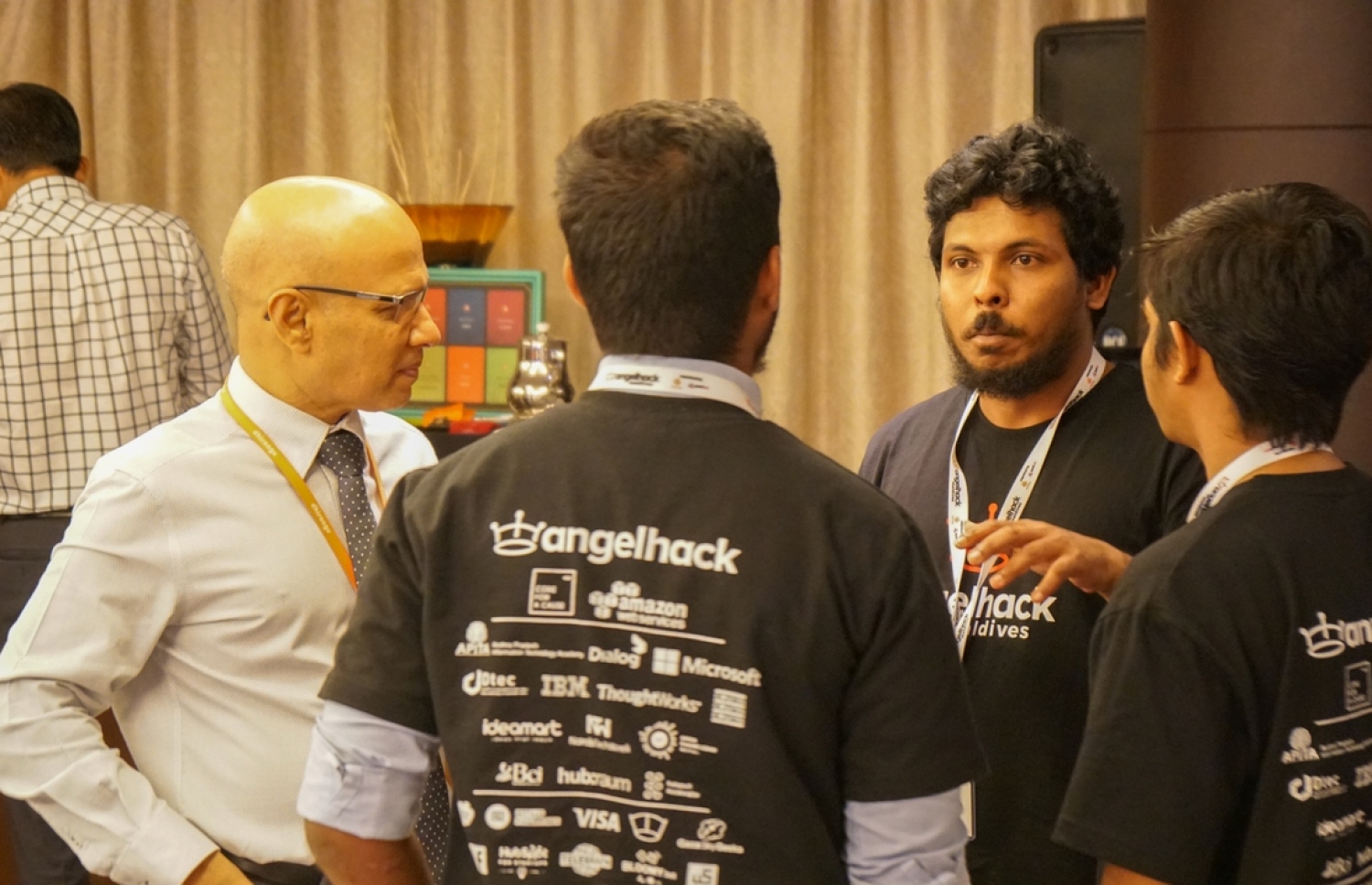 "އެންޖަލްހެކް މޯލްޑިވްސް"ގެ ނަމުގައި ހޮޓެލް ޖެންގައި ކުރިޔަށް ގެންދިޔަ ހެކަތޮންގެ ބައެއް ބައިވެރިންނާއެކު ދިރާގުގެ ސީއީއޯ އިސްމާއިލް ރަޝީދު (ވ) --. ފޮޓޯ: ދިރާގު