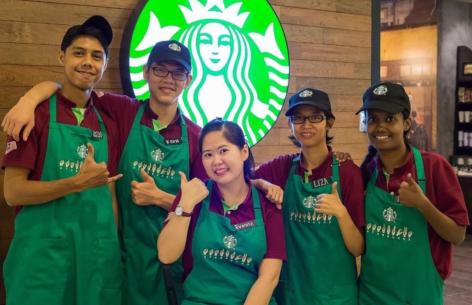 މެލޭޝިއާގައިު ހުންނަ ސްޓާބަކްސްގެ ސައިނިން ސްޓޯރްގެ މުވައްޒަފުންތަކެއް.