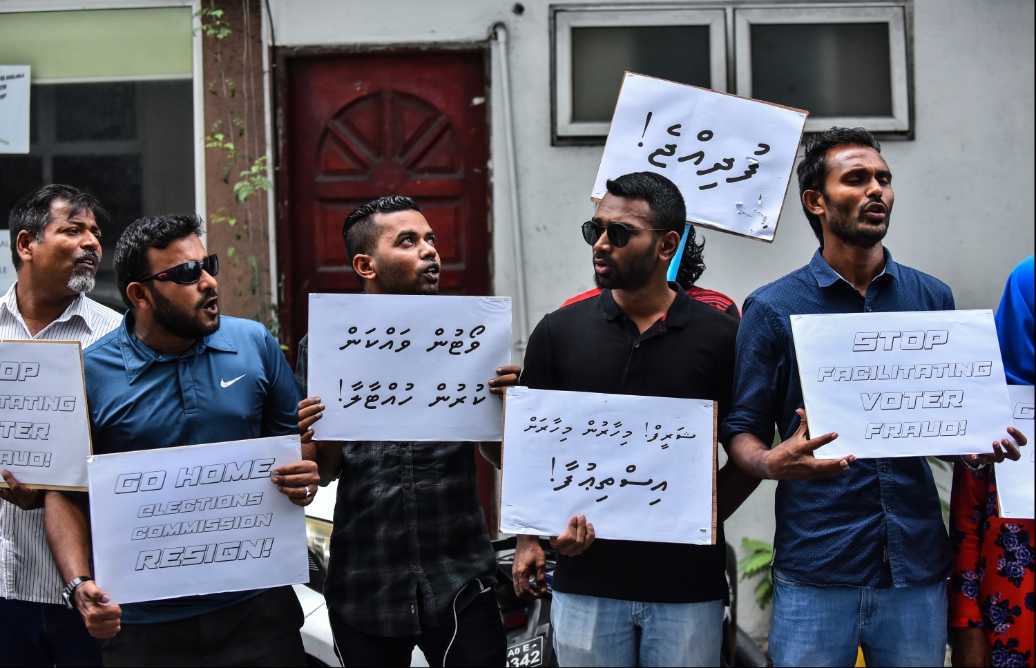 އިންސާފުވެރި އިންތިހާބެއް ބޭއްވުމަށް ގޮވާލައި އީސީ ދޮށުގައި މުޒާހަރާ ކުރަނީ.-- ފޮޓޯ: އަހުމަދު ނިޝާތު/ މިހާރުު