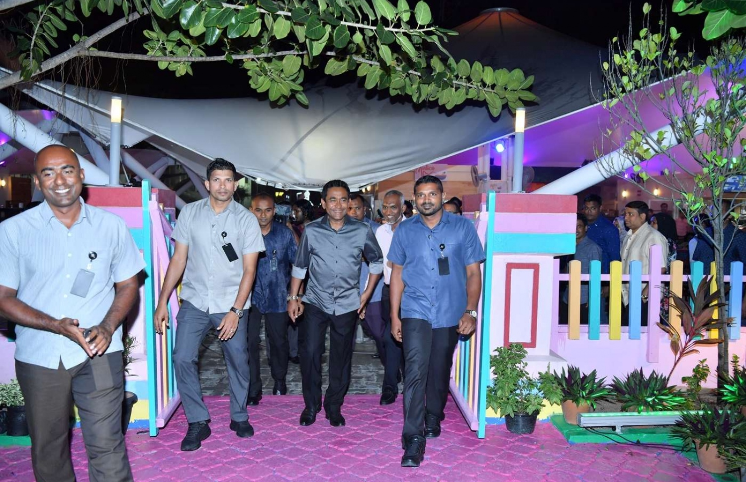 މާލޭގެ ހުޅަނގު ދެކުނު ހާބަރު ސަރަހައްދުގައި ޒަމާނީ ފެންވަރަށް ހަދާފައި ފުޑް ކޯޓްތައް ރަސްމީކޮށް މިރޭ ހުޅުއްވައި ދެއްވުމަށް ފަހު، ރައީސް ޔާމީން އެ ތަންތަން ބައްލަވާލައްވަން ވަޑައިގަންނަވަނީ.---ފޮޓޯ: ރައީސް އޮފީސް