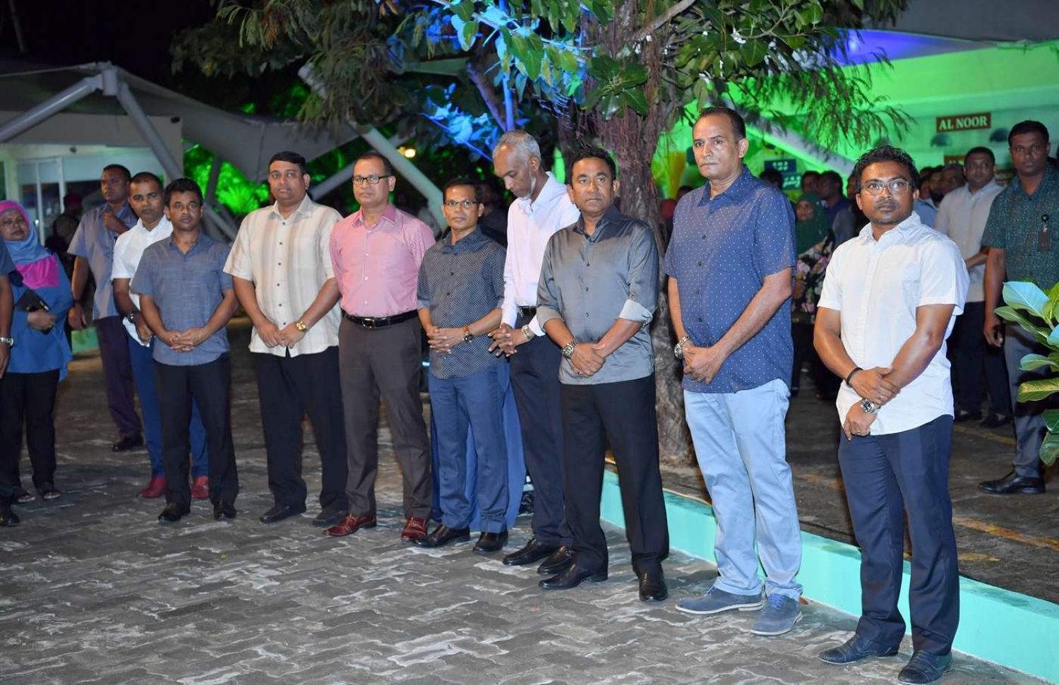 މާލެ: ޖުލައި 23، 2018: މާލޭގެ ހުޅަނގު ދެކުނު ހާބަރު ސަރަހައްދުގައި ޒަމާނީ ފެންވަރަށް ހަދާފައި ފުޑް ކޯޓްތައް "ރާވެރިބޭ ކޮއްތުވެނި"، ރަސްމީކޮށް ހުޅުވުމަށް ބޭއްވި ރަސްމިއްޔާތުގައި ރައީސް ޔާމީންގެ އިތުރުން ބައެއް ވަޒީރުން ބައިވެރިވެ ވަޑައިގަންނަވަނީ.-- ފޮޓޯ: ރައީސް އޮފީސް