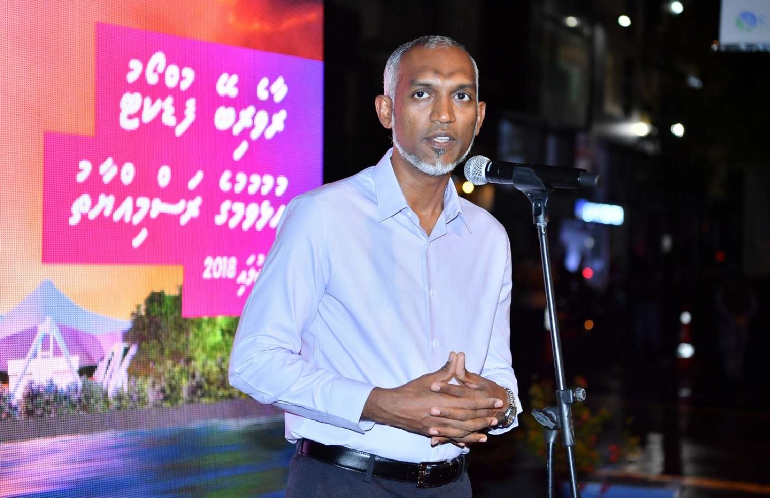 މާލެ: ޖުލައި 23، 2018: މާލޭގެ ހުޅަނގު ދެކުނު ހާބަރު ސަރަހައްދުގައި ޒަމާނީ ފެންވަރަށް ހަދާފައި ފުޑް ކޯޓްތައް "ރާވެރިބޭ ކޮއްތުވެނި"، ރަސްމީކޮށް ހުޅުވުމަށް ބޭއްވި ރަސްމިއްޔާތުގައި ހައުސިން މިނިސްޓަަރު މުއިއްޒު ވާހަކަ ދައްކަވަނީ.-- ފޮޓޯ: ރައީސް އޮފީސް