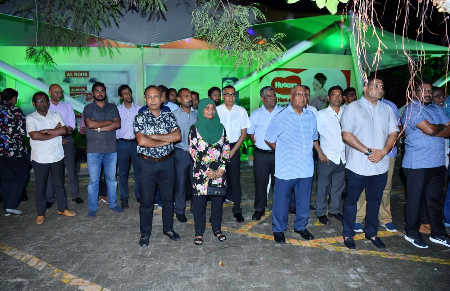 މާލެ: ޖުލައި 23، 2018: މާލޭގެ ހުޅަނގު ދެކުނު ހާބަރު ސަރަހައްދުގައި ޒަމާނީ ފެންވަރަށް ހަދާފައި ފުޑް ކޯޓްތައް "ރާވެރިބޭ ކޮއްތުވެނި"، ރަސްމީކޮށް ހުޅުވުމަށް ބޭއްވި ރަސްމިއްޔާތުގައި ބައެއް މީހުން ބައިވެރިވަނީ.-- ފޮޓޯ: ރައީސް އޮފީސް