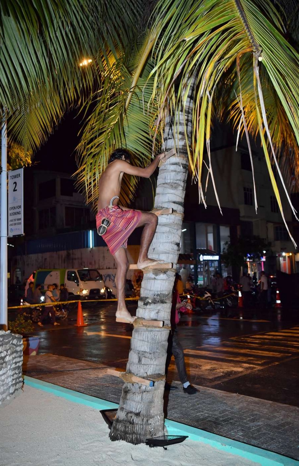 މާލެ: ޖުލައި 23، 2018: މާލޭގެ ހުޅަނގު ދެކުނު ހާބަރު ސަރަހައްދުގައި ޒަމާނީ ފެންވަރަށް ހަދާފައި ފުޑް ކޯޓްތައް "ރާވެރިބޭ ކޮއްތުވެނި"، ހުޅުވުމުގެ ރަސްމިއްޔާތުގައި ޒުވާނަކު ރާއަރަން ރުކައް އަރަނީ.-- ފޮޓޯ: ރައީސް އޮފީސް