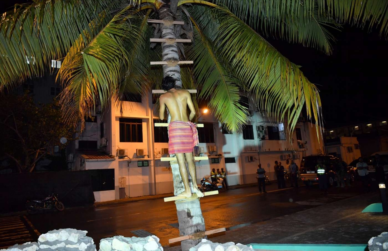 މާލެ: ޖުލައި 23، 2018: މާލޭގެ ހުޅަނގު ދެކުނު ހާބަރު ސަރަހައްދުގައި ޒަމާނީ ފެންވަރަށް ހަދާފައި ފުޑް ކޯޓްތައް "ރާވެރިބޭ ކޮއްތުވެނި"، ހުޅުވުމުގެ ރަސްމިއްޔާތުގައި ޒުވާނަކު ރާއަރަން ރުކައް އަރަނީ.-- ފޮޓޯ: ރައީސް އޮފީސް