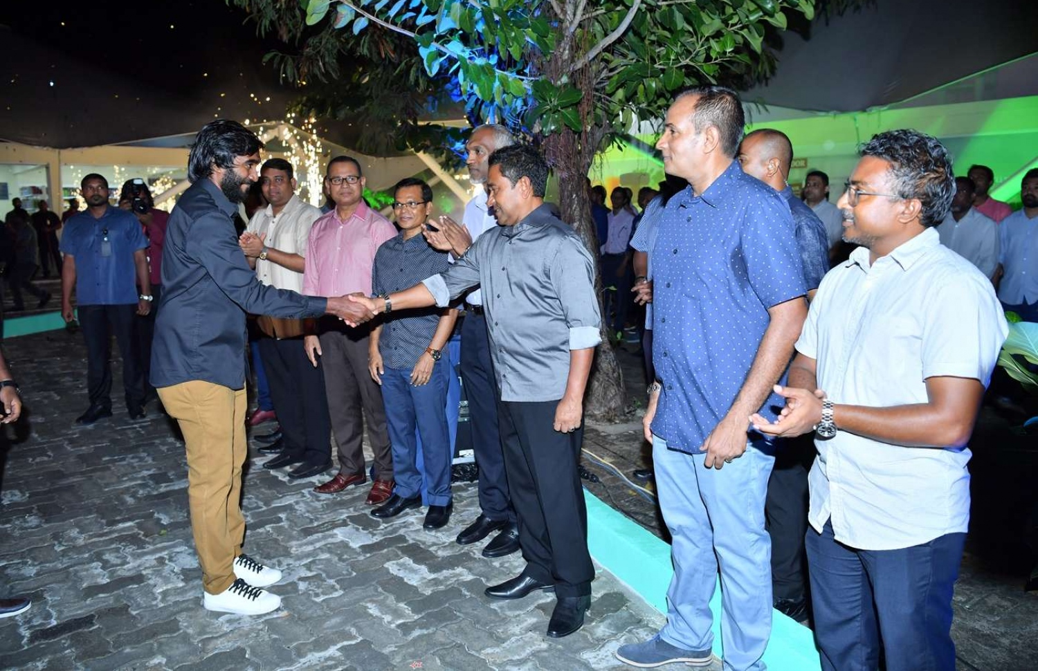 މާލެ: ޖުލައި 23، 2018: މާލޭގެ ހުޅަނގު ދެކުނު ހާބަރު ސަރަހައްދުގައި ޒަމާނީ ފެންވަރަށް ހަދާފައި ފުޑް ކޯޓްތައް "ރާވެރިބޭ ކޮއްތުވެނި"، ރައީސް ޔާމީން 
 ރަސްމީކޮށް ހުޅުވައި ދިނުމަށްފަހު، ޒުވާނަކާއި ސަލާމް ކުރައްވަނީ.-- ފޮޓޯ: ރައީސް އޮފީސް