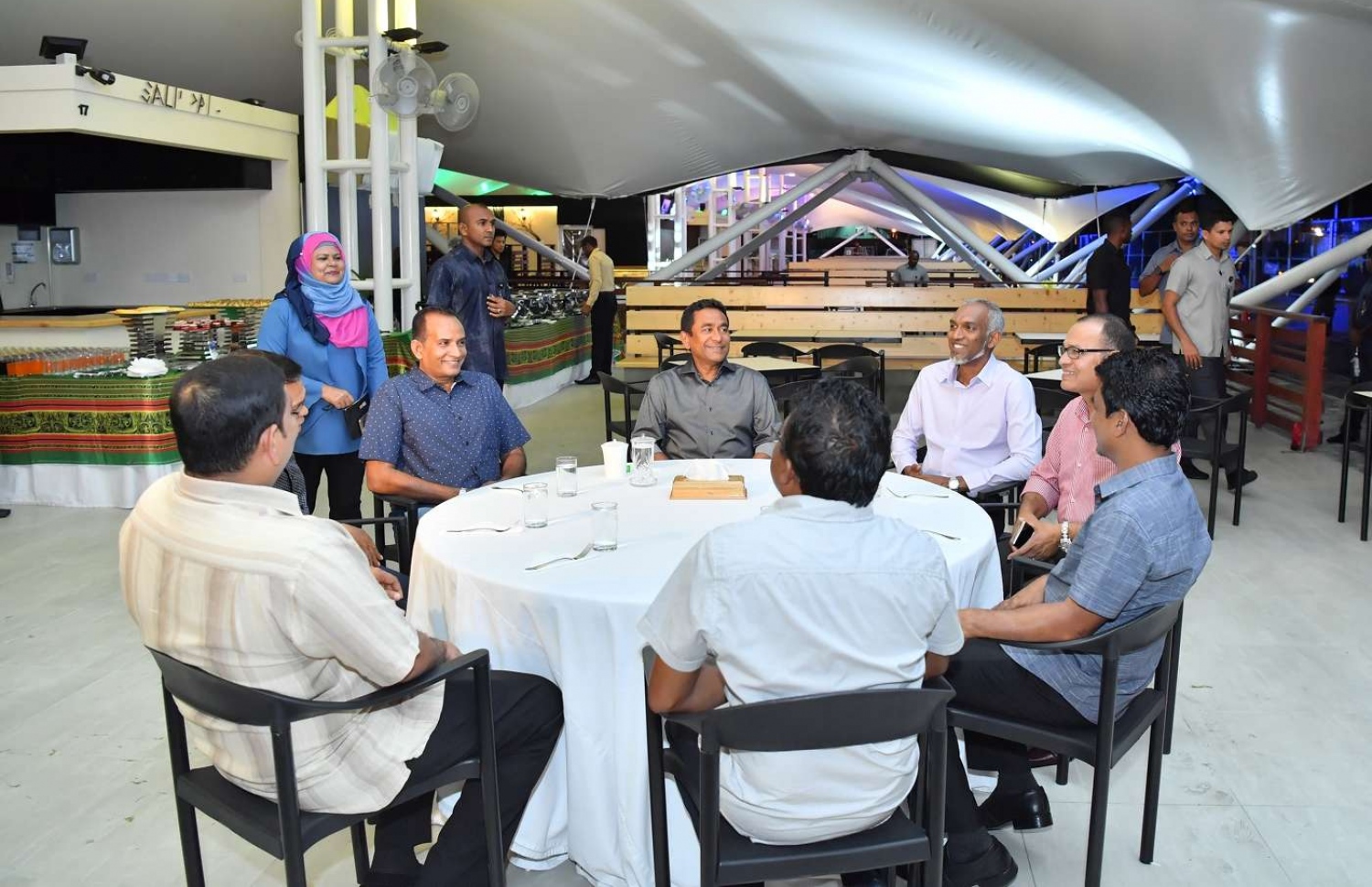 މާލެ: ޖުލައި 23، 2018: މާލޭގެ ހުޅަނގު ދެކުނު ހާބަރު ސަރަހައްދުގައި ޒަމާނީ ފެންވަރަށް ހަދާފައި ފުޑް ކޯޓްތައް "ރާވެރިބޭ ކޮއްތުވެނި"، ރައީސް ޔާމީން 
 ރަސްމީކޮށް ހުޅުވައި ދިނުމަށްފަހު، އެމަނިކުފާނުގެ އަރިސް ބޭފުޅުންނާއެކު ސައިފޮދަކަށް އިށީނދެވަޑައިގެން.-- ފޮޓޯ: ރައީސް އޮފީސް