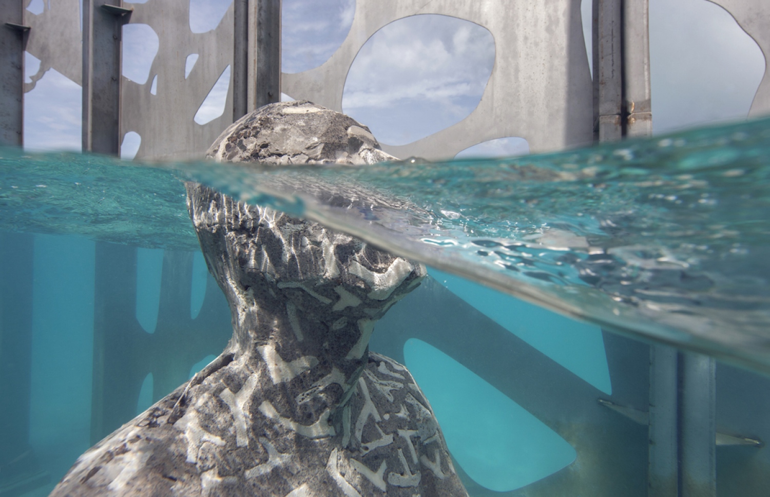 ސިއްރު ފެންފުށީގައި ހުޅުވި ދުނިޔޭގެ ފުރަތަމަ ސްކަލްޕްޗާ މޫދު އާޓް ގެލަރީ-- ފޮޓޯ: ކެޓް ވިންޓަން