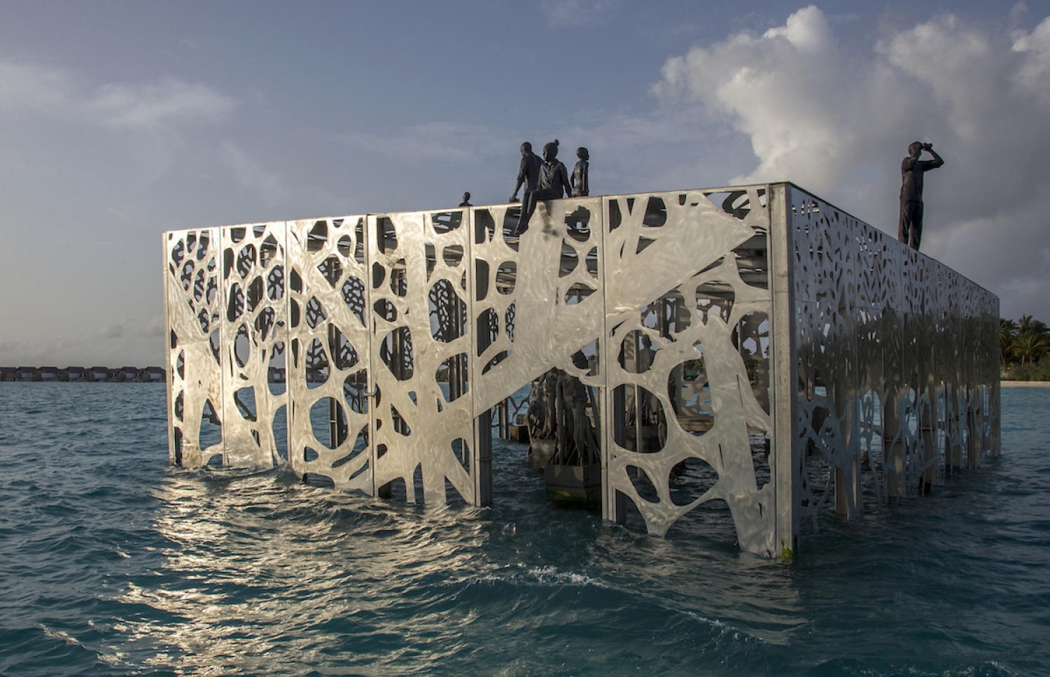 ސިއްރު ފެންފުށީގެ ގެލެރީގައި ބެހެއްޓި ބުދުތައް.--- ފޮޓޯ: ކެޓް ވިންޓަން