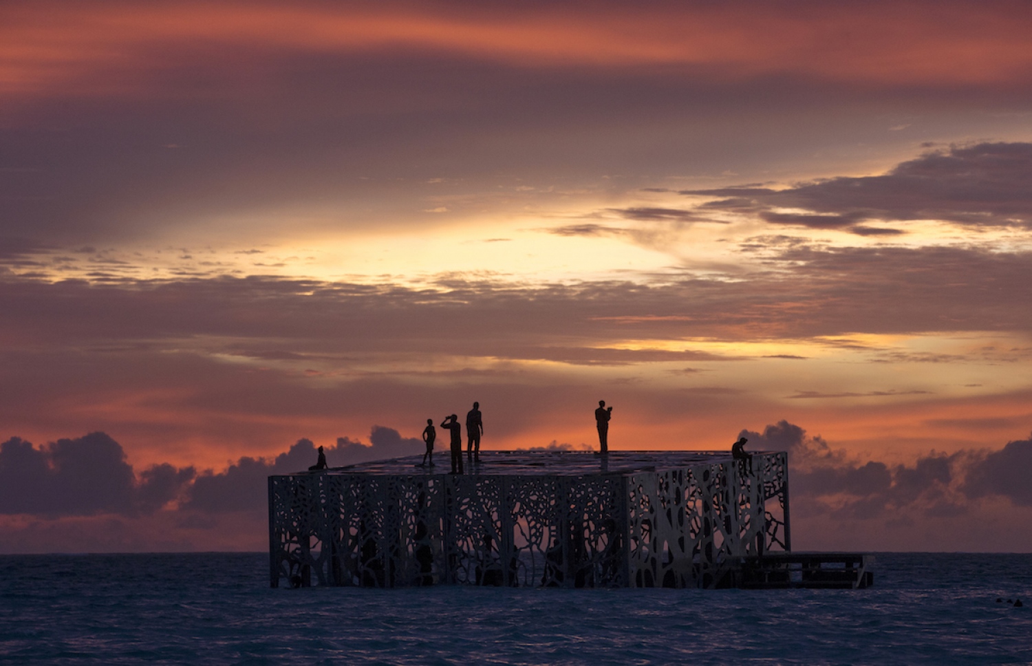 ސިއްރު ފެންފުށީގައި ހުޅުވި ދުނިޔޭގެ ފުރަތަމަ ސްކަލްޕްޗާ މޫދު އާޓް ގެލަރީގެ ބައެއް-- ފޮޓޯ: ކެޓް ވިންޓަން