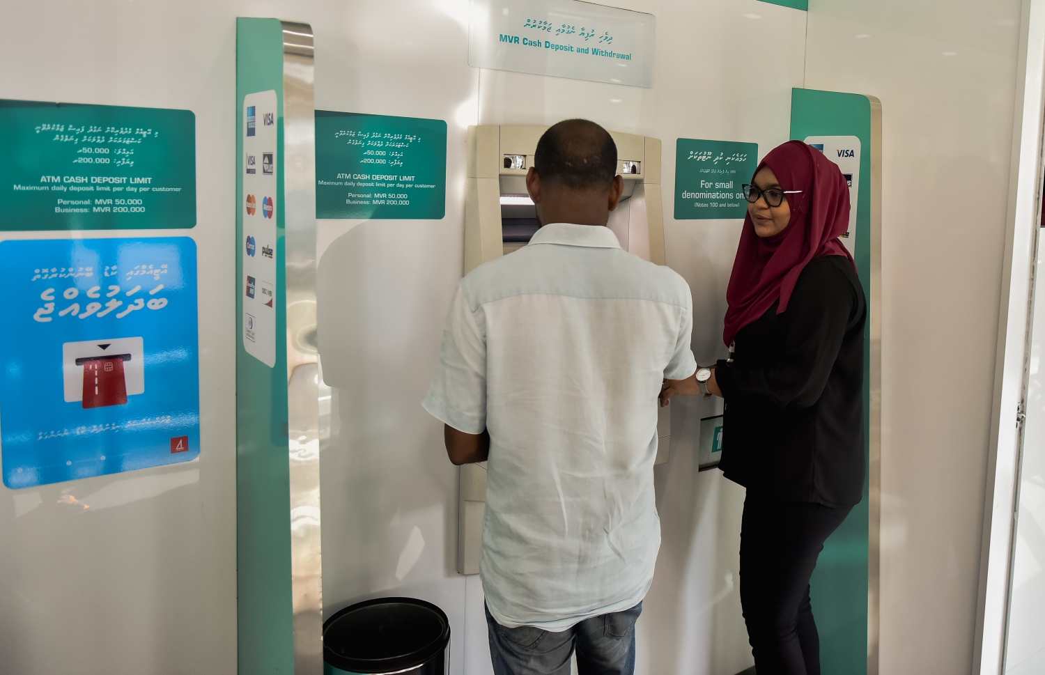 އޭޓީއެމެއް ކައިރީގައި ހުރި ބީއެމްއެލްގެ މުވައްޒަފަކު ކަސްޓަމަރަކަށް މައުލޫމާތު ދެނީ -- މިހާރު ފޮޓޯ: އަހުމަދު ނިޝާތު