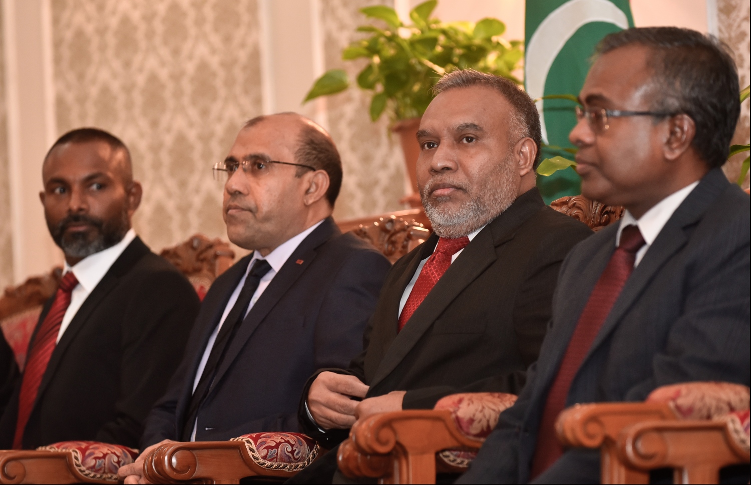 މާލެ: ޖުލައި 24، 2018- ޖުޑިޝަލް ސާވިސް ކޮމިޝަން (ޖޭއެސްސީ) ގެ ނައިބު ރައީސަކަށް އެންމެ ފަހުން ހުންނެވި މުހައްމަދު ފައިސަލް އާއި ކްރިމިނަލް ކޯޓުގެ ކުރީގެ ފަނޑިޔާރު ހުސައިން ޝަހީދު ހައި ކޯޓުގެ ފަނޑިޔާރު ކަމަށް އައްޔަން ކުރުމަށްޓަކައި، ސުޕްރީމް ކޯޓުގައި ބޭއްވި ރަސްމިއްޔާތުގައި އުއްތަމަ ފަނޑިޔާރު ޑރ. އަހުމަދު އަބްދުﷲ ދީދީ އާއި ސުޕްރީމް ކޯޓުގެ އެހެން ބައެއް ފަނޑިޔާރުންނާއި ހައި ކޯޓުގެ އިސް ގާޒީ އަބްދުﷲ ދީދީ ބައިވެރިވެވަޑައިގަންނަވަނީ.---ފޮޓޯ: ހުސެއިން ވަހީދު/މިހާރު