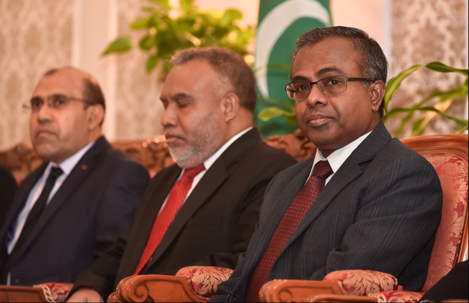 ސުޕްރީމް ކޯޓުގެ ބެންޗުގައި ކުރިން ތިއްބެވި ތިން ފަނޑިޔާރުން: ކޮންމެ ސަރުކާރާ އެކު ބެންޗުގެ އަދަދަށް ބަދަލު އާދޭ - ފޮޓޯ: މިހާރު