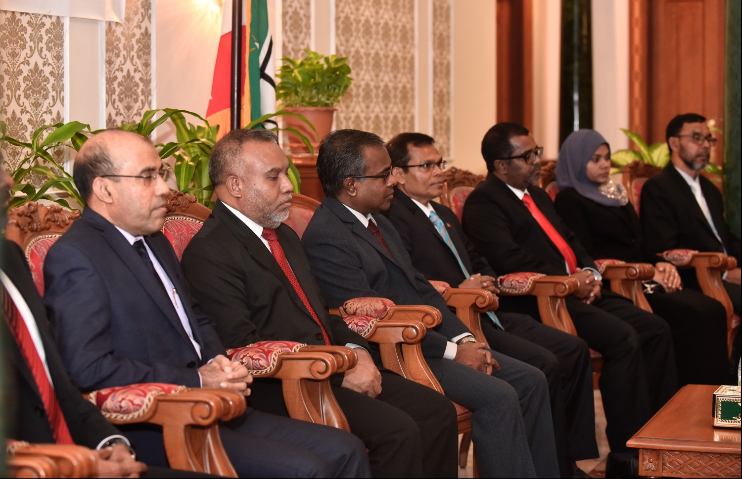 މާލެ: ޖުލައި 24، 2018- ޖުޑިޝަލް ސާވިސް ކޮމިޝަން (ޖޭއެސްސީ) ގެ ނައިބު ރައީސަކަށް އެންމެ ފަހުން ހުންނެވި މުހައްމަދު ފައިސަލް އާއި ކްރިމިނަލް ކޯޓުގެ ކުރީގެ ފަނޑިޔާރު ހުސައިން ޝަހީދު ހައި ކޯޓުގެ ފަނޑިޔާރު ކަމަށް އައްޔަން ކުރުމަށްޓަކައި، ސުޕްރީމް ކޯޓުގައި ބޭއްވި ރަސްމިއްޔާތުގައި އުއްތަމަ ފަނޑިޔާރު ޑރ. އަހުމަދު އަބްދުﷲ ދީދީ އާއި ރައްޔިތުންގެ މަޖިލީހުގެ ރައީސް އަބްދުﷲ މަސީހް މުހައްމަދާއި ސުޕްރީމް ކޯޓާއި ޖޭއެސްސީގެ ބައެއް މެމްބަރުން ބައިވެރިވެވަޑައިގަންނަވަނީ.---ފޮޓޯ: ހުސެއިން ވަހީދު/މިހާރު