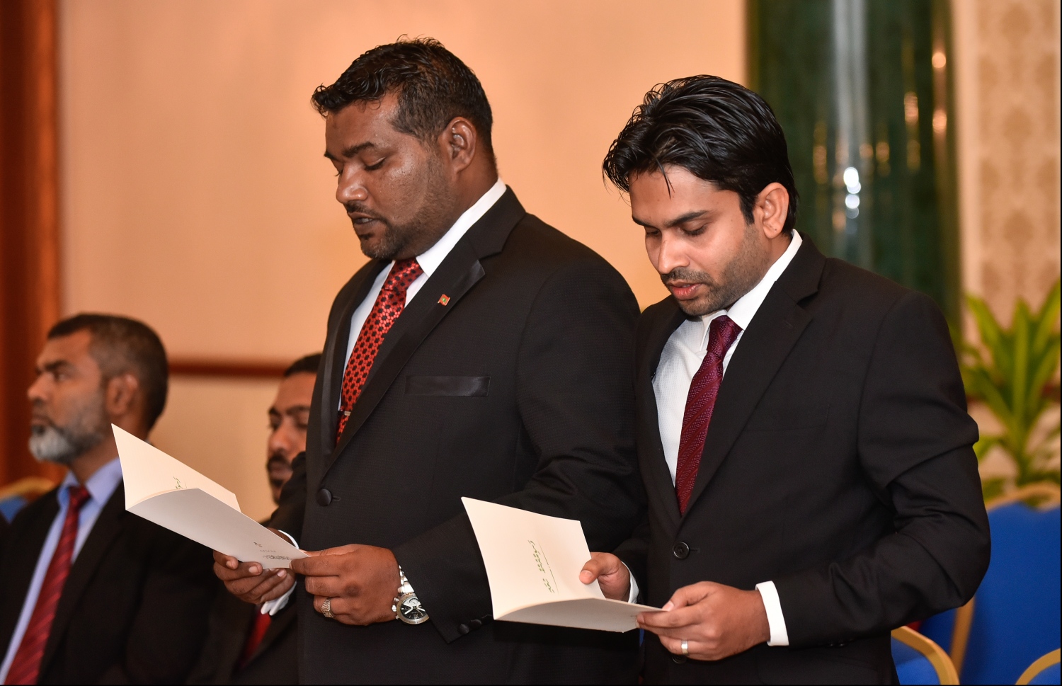 މާލެ: ޖުލައި 24، 2018- ހައި ކޯޓުގެ ފަނޑިޔާރު ކަމުގެ ހުވާ، ކްރިމިނަލް ކޯޓުގެ ކުރީގެ ފަނޑިޔާރު ހުސެއިން ޝަހީދު (ކ) އާއި ޖޭއެސްސީގެ ކުރީގެ ނައިބު ރައީސް މުހައްމަދު ފައިސަލް، ސުޕްރީމް ކޯޓު ގައި މިރޭ ކުރައްވަނީ.---ފޮޓޯ: ހުސެއިން ވަހީދު/މިހާރު