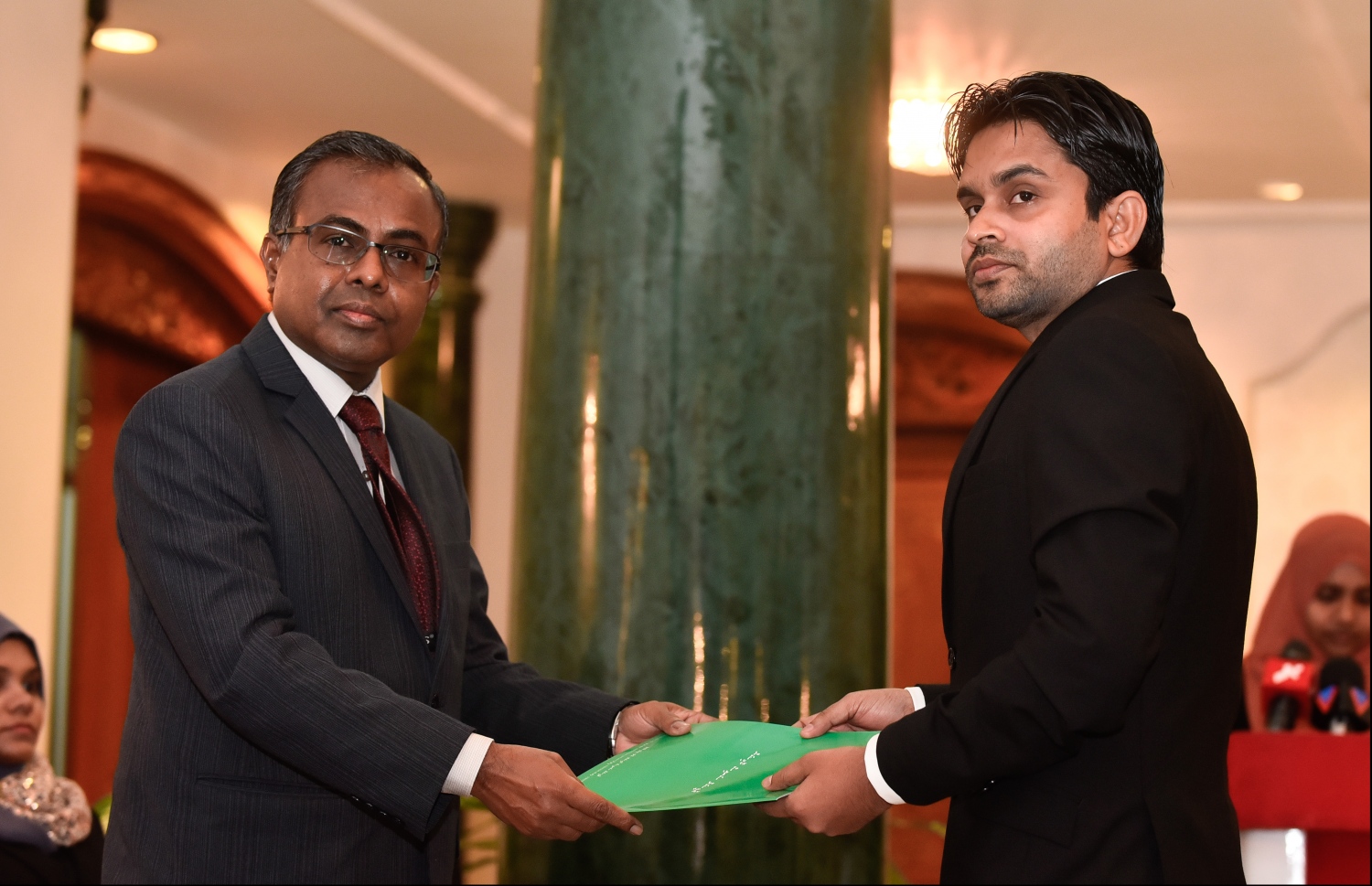 މާލެ: ޖުލައި 24، 2018- ހައި ކޯޓުގެ ފަނޑިޔާރު ކަމަށް އަލަށް އައްޔަން ކުރެއްވި، ކްރިމިނަލް ކޯޓުގެ ފަނޑިޔާރު ހުސެއިން ޝަހީދާ، އުއްތަމަ ފަނޑިޔާރު ޑރ. އަހުމަދު އަބްދުﷲ ދީދީ މަގާމުގެ ލިޔުން ހަވާލު ކުރައްވަނީ: ޝަހީދުގެ އިތުރުން، ހައި ކޯޓުގެ ފަނޑިޔާރު ކަމަށް މިރޭ ދެން އައްޔަން ކުރެއްވީ ޖުޑިޝަލް ސާވިސް ކޮމިޝަން (ޖޭއެސްސީ) ގެ ނައިބު ރައީސެއްގެ ގޮތުގައި އެންމެ ފަހުން ހުންނެވި މުހައްމަދު ފައިސަލް.---ފޮޓޯ: ހުސެއިން ވަހީދު/މިހާރު