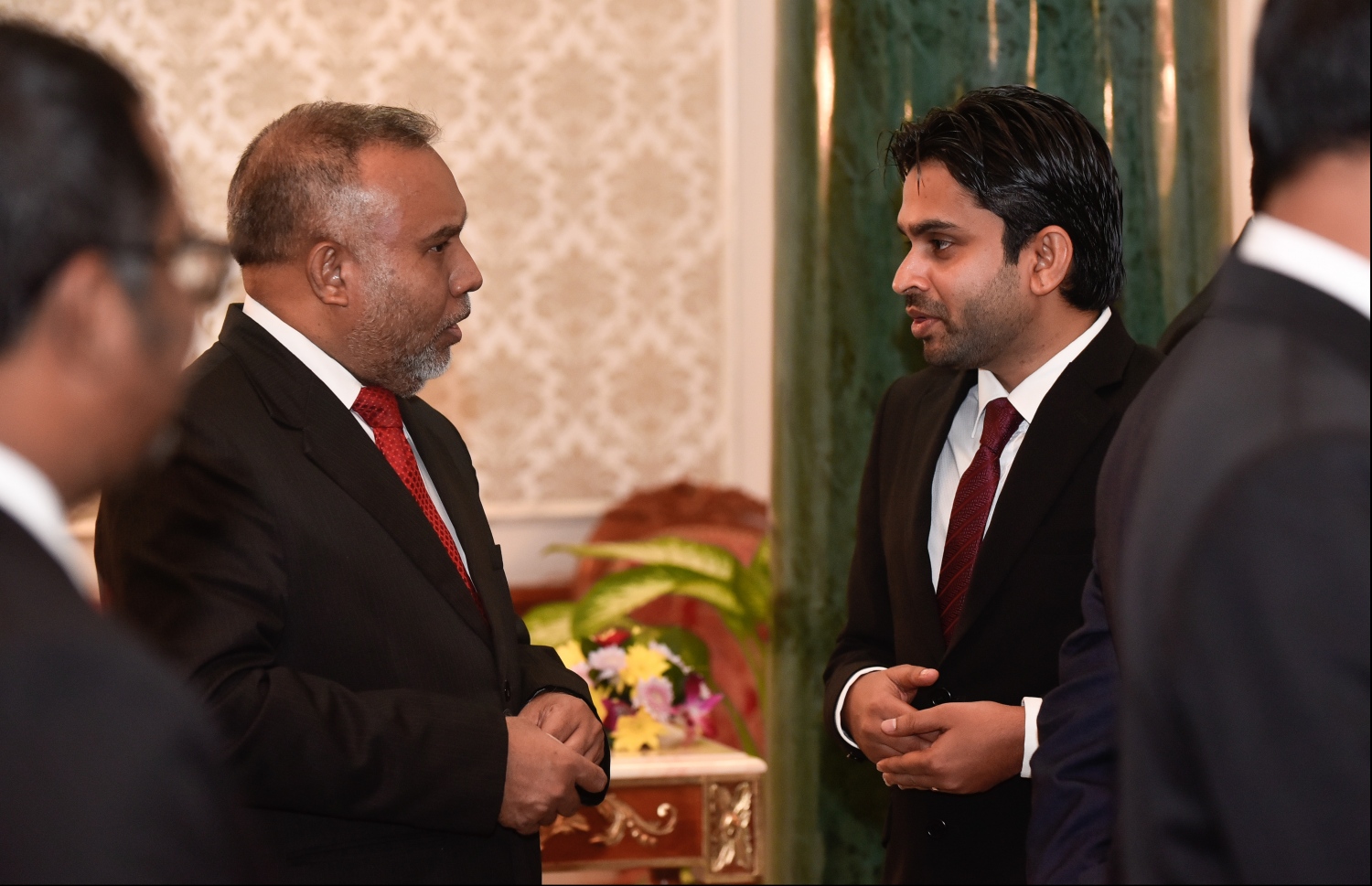 މާލެ: ޖުލައި 24، 2018- ޖުޑިޝަލް ސާވިސް ކޮމިޝަން (ޖޭއެސްސީ) ގެ ނައިބު ރައީސަކަށް އެންމެ ފަހުން ހުންނެވި މުހައްމަދު ފައިސަލް އާއި ކްރިމިނަލް ކޯޓުގެ ފަނޑިޔާރު ހުސައިން ޝަހީދު ހައި ކޯޓުގެ ފަނޑިޔާރު ކަމަށް އައްޔަން ކުރުމަށް ސުޕްރީމް ކޯޓުގައި ބޭއްވި ރަސްމިއްޔާތަށް ފަހު، ސުޕްރީމް ކޯޓުގެ ފަނޑިޔާރު އަބްދުﷲ އަރީފް، ޝަހީދަށް މަރުހަބާ ވިދާޅުވަނީ.--- ފޮޓޯ: ހުސައިން ވަހީދު/މިހާރު