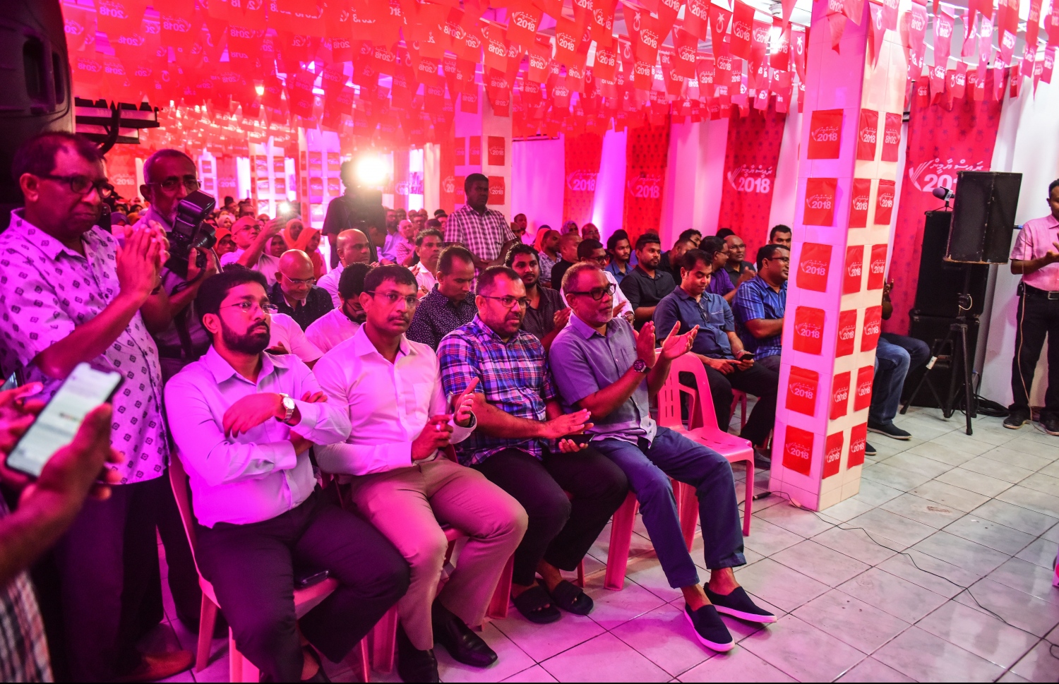 ޕީޕީއެމްގެ "އަތޮޅު ޖަގަހަ" ހުޅުވުމަށް މިރޭ ބޭއްވި ހަފުލާ ގައި އެ ޕާޓީގެ ބައެއް އިސްބޭފުޅުން ބައިވެރިވެވަޑައިގަންނަވަނީ.---ފޮޓޯ: އަހުމަދު ނިޝާތު/މިހާރު