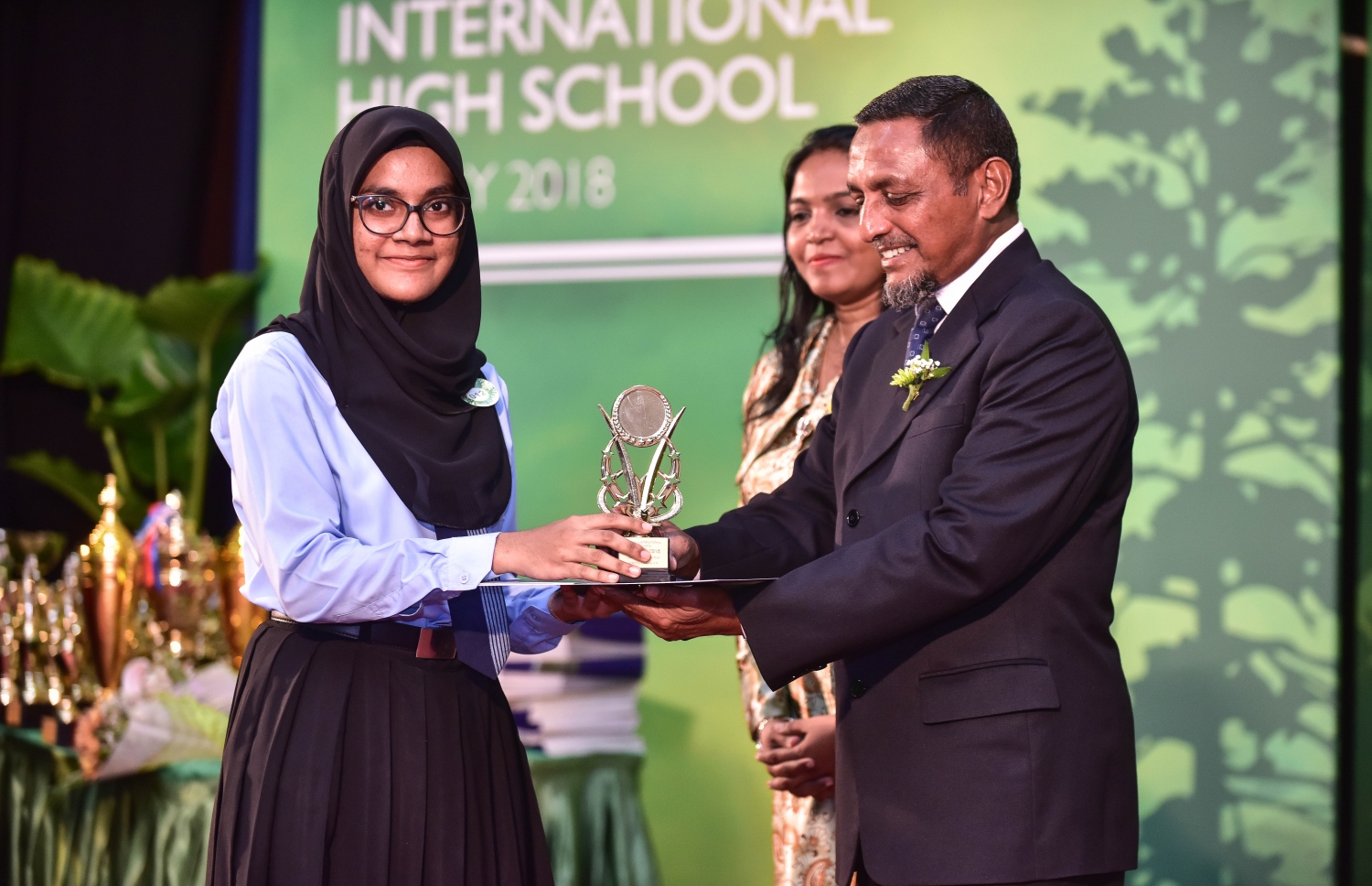 މާލެ: ޖުލައި 25، 2018: ވިލާ ހައި ސްކޫލުގެ މިދިޔަ އަހަރުގެ އިނާމު ދިނުމުގެ ޖަލްސާގައި، ވިލާ ފައުންޑޭޝަންގެ އެގްޒެކެޓިވް ޑިރެކްޓަރު މުހައްމަދު ހަމީދު، ދަރިވަރަކަށް އެވޯޑު ހަވާލުކޮށްދެއްވަނީ.--ފޮޓޯ: ނިޝާން އަލީ/މިހާރު