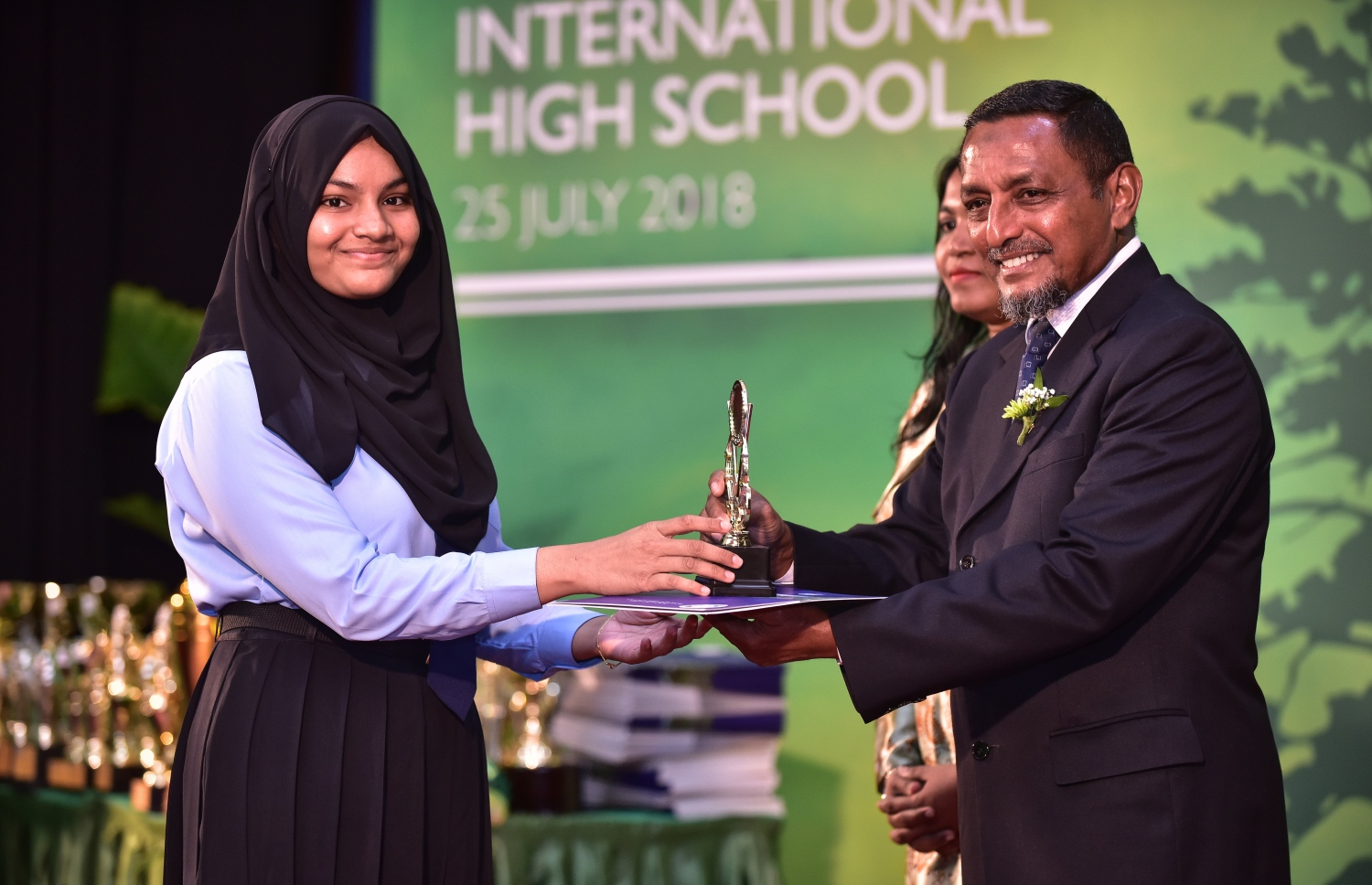 މާލެ: ޖުލައި 25، 2018: ވިލާ ހައި ސްކޫލުގެ މިދިޔަ އަހަރުގެ އިނާމު ދިނުމުގެ ޖަލްސާގައި، ވިލާ ފައުންޑޭޝަންގެ އެގްޒެކެޓިވް ޑިރެކްޓަރު މުހައްމަދު ހަމީދު، ދަރިވަރަކަށް އެވޯޑު ހަވާލުކޮށްދެއްވަނީ.--ފޮޓޯ: ނިޝާން އަލީ/މިހާރު