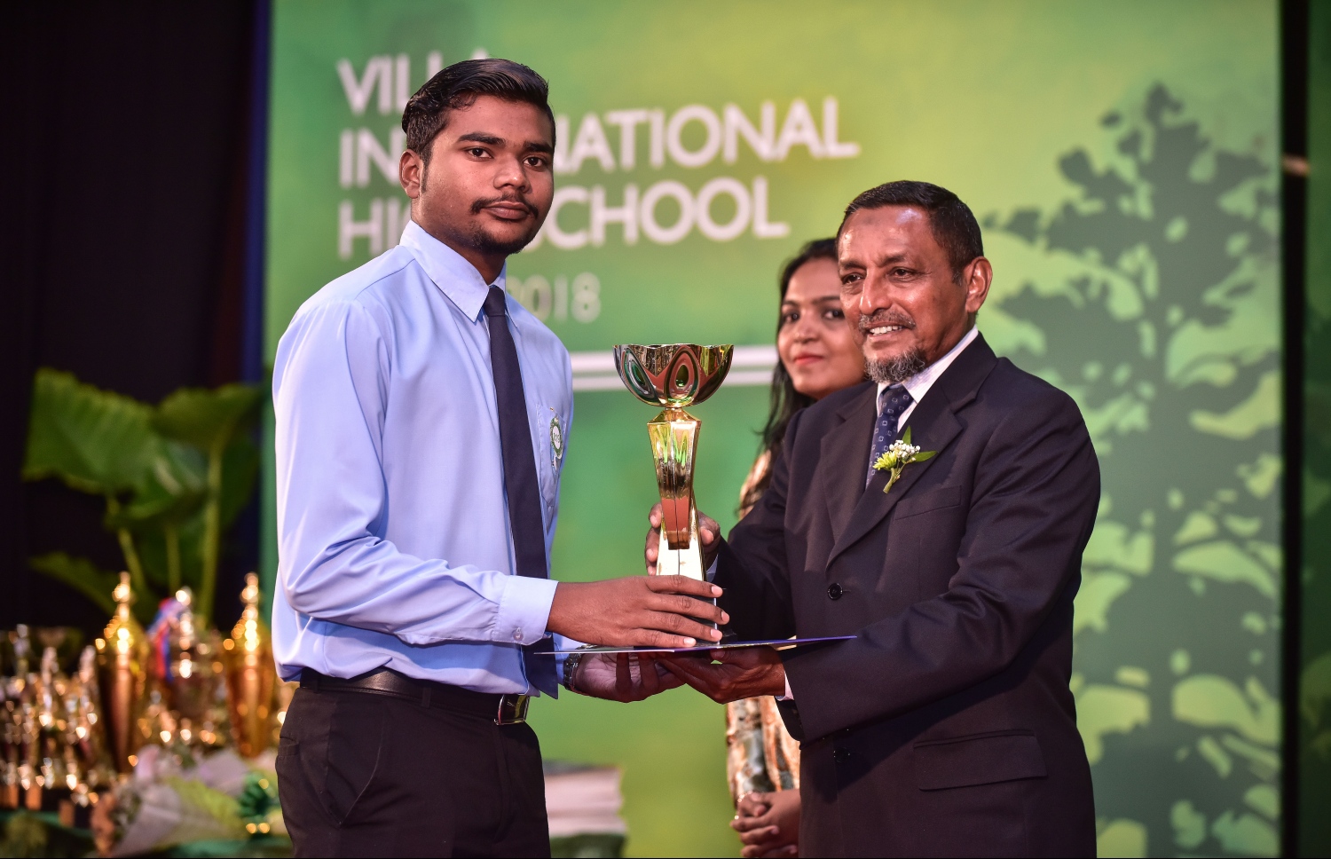 މާލެ: ޖުލައި 25، 2018: ވިލާ ހައި ސްކޫލުގެ މިދިޔަ އަހަރުގެ އިނާމު ދިނުމުގެ ޖަލްސާގައި، ވިލާ ފައުންޑޭޝަންގެ އެގްޒެކެޓިވް ޑިރެކްޓަރު މުހައްމަދު ހަމީދު، ދަރިވަރަކަށް އެވޯޑު ހަވާލުކޮށްދެއްވަނީ.--ފޮޓޯ: ނިޝާން އަލީ/މިހާރު