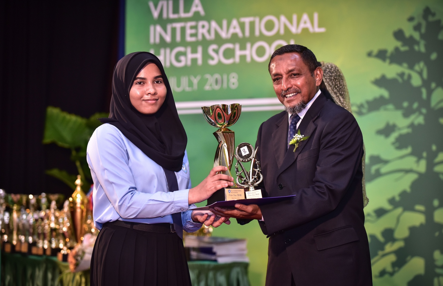 މާލެ: ޖުލައި 25، 2018: ވިލާ ހައި ސްކޫލުގެ މިދިޔަ އަހަރުގެ އިނާމު ދިނުމުގެ ޖަލްސާގައި، ވިލާ ފައުންޑޭޝަންގެ އެގްޒެކެޓިވް ޑިރެކްޓަރު މުހައްމަދު ހަމީދު، ދަރިވަރަކަށް އެވޯޑު ހަވާލުކޮށްދެއްވަނީ.--ފޮޓޯ: ނިޝާން އަލީ/މިހާރު