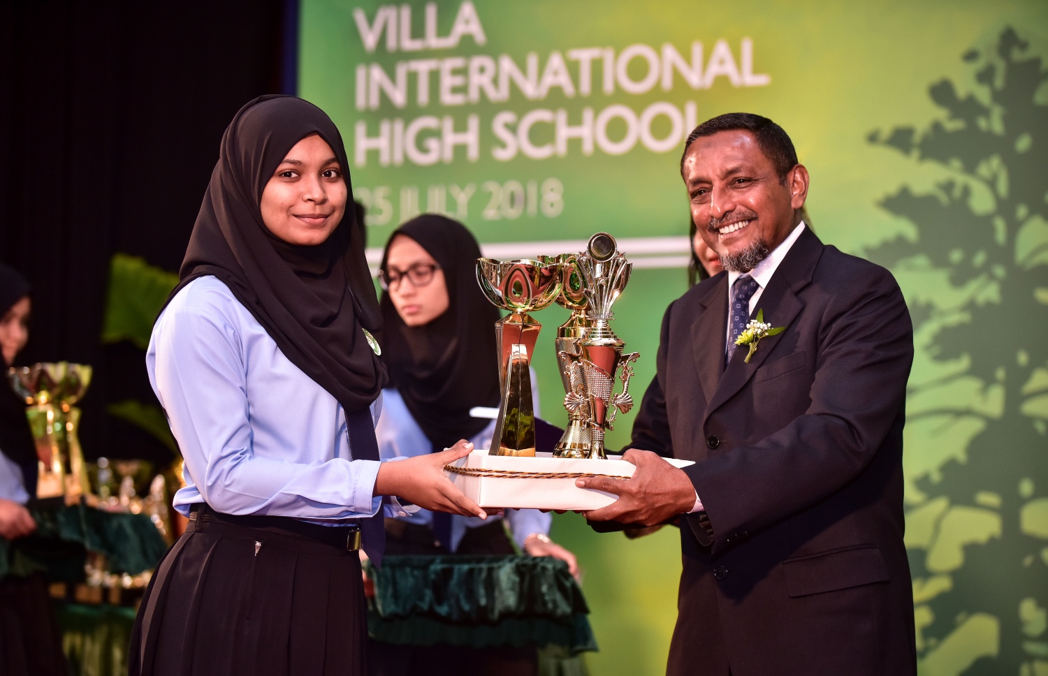 މާލެ: ޖުލައި 25، 2018: ވިލާ ހައި ސްކޫލުގެ މިދިޔަ އަހަރުގެ އިނާމު ދިނުމުގެ ޖަލްސާގައި، ވިލާ ފައުންޑޭޝަންގެ އެގްޒެކެޓިވް ޑިރެކްޓަރު މުހައްމަދު ހަމީދު، ދަރިވަރަކަށް އެވޯޑު ހަވާލުކޮށްދެއްވަނީ.--ފޮޓޯ: ނިޝާން އަލީ/މިހާރު