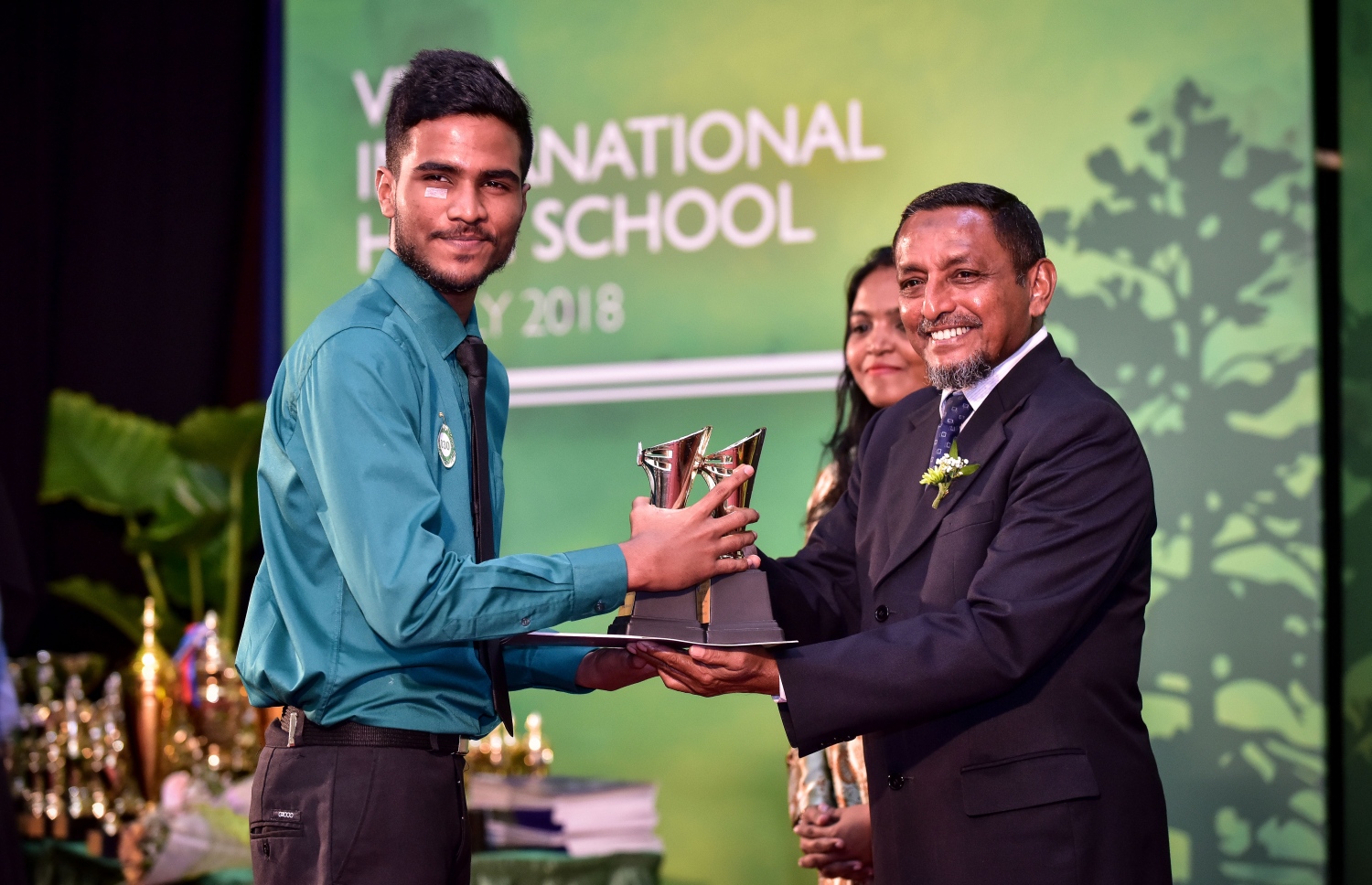 މާލެ: ޖުލައި 25، 2018: ވިލާ ހައި ސްކޫލުގެ މިދިޔަ އަހަރުގެ އިނާމު ދިނުމުގެ ޖަލްސާގައި، ވިލާ ފައުންޑޭޝަންގެ އެގްޒެކެޓިވް ޑިރެކްޓަރު މުހައްމަދު ހަމީދު، ދަރިވަރަކަށް އެވޯޑު ހަވާލުކޮށްދެއްވަނީ.--ފޮޓޯ: ނިޝާން އަލީ/މިހާރު