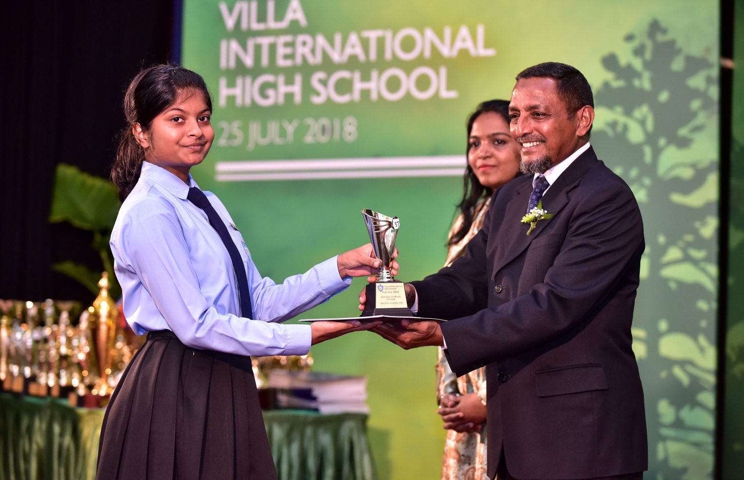 މާލެ: ޖުލައި 25، 2018: ވިލާ ހައި ސްކޫލުގެ މިދިޔަ އަހަރުގެ އިނާމު ދިނުމުގެ ޖަލްސާގައި، ވިލާ ފައުންޑޭޝަންގެ އެގްޒެކެޓިވް ޑިރެކްޓަރު މުހައްމަދު ހަމީދު، ދަރިވަރަކަށް އެވޯޑު ހަވާލުކޮށްދެއްވަނީ.--ފޮޓޯ: ނިޝާން އަލީ/މިހާރު