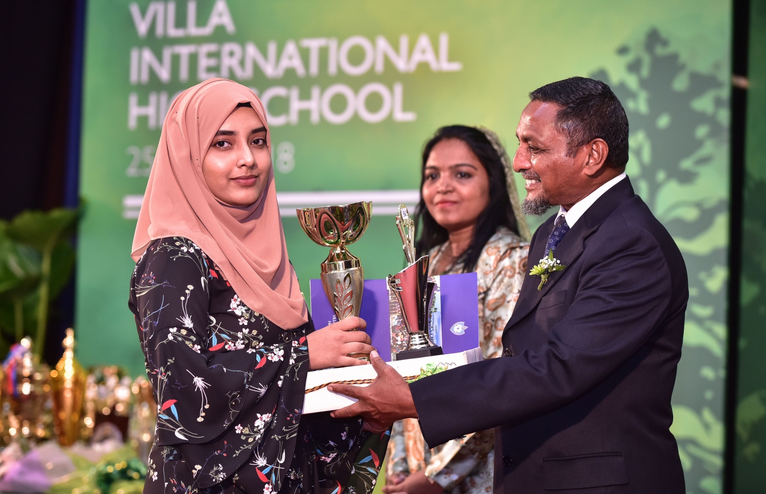 މާލެ: ޖުލައި 25، 2018: ވިލާ ހައި ސްކޫލުގެ މިދިޔަ އަހަރުގެ އިނާމު ދިނުމުގެ ޖަލްސާގައި، ވިލާ ފައުންޑޭޝަންގެ އެގްޒެކެޓިވް ޑިރެކްޓަރު މުހައްމަދު ހަމީދު، ދަރިވަރަކަށް އެވޯޑު ހަވާލުކޮށްދެއްވަނީ.--ފޮޓޯ: ނިޝާން އަލީ/މިހާރު