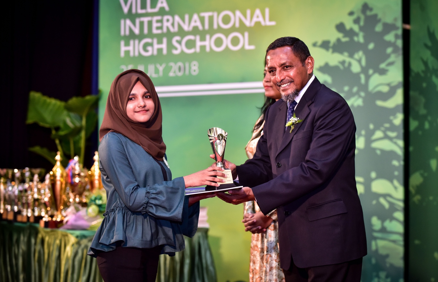 މާލެ: ޖުލައި 25، 2018: ވިލާ ހައި ސްކޫލުގެ މިދިޔަ އަހަރުގެ އިނާމު ދިނުމުގެ ޖަލްސާގައި، ވިލާ ފައުންޑޭޝަންގެ އެގްޒެކެޓިވް ޑިރެކްޓަރު މުހައްމަދު ހަމީދު، ދަރިވަރަކަށް އެވޯޑު ހަވާލުކޮށްދެއްވަނީ.--ފޮޓޯ: ނިޝާން އަލީ/މިހާރު