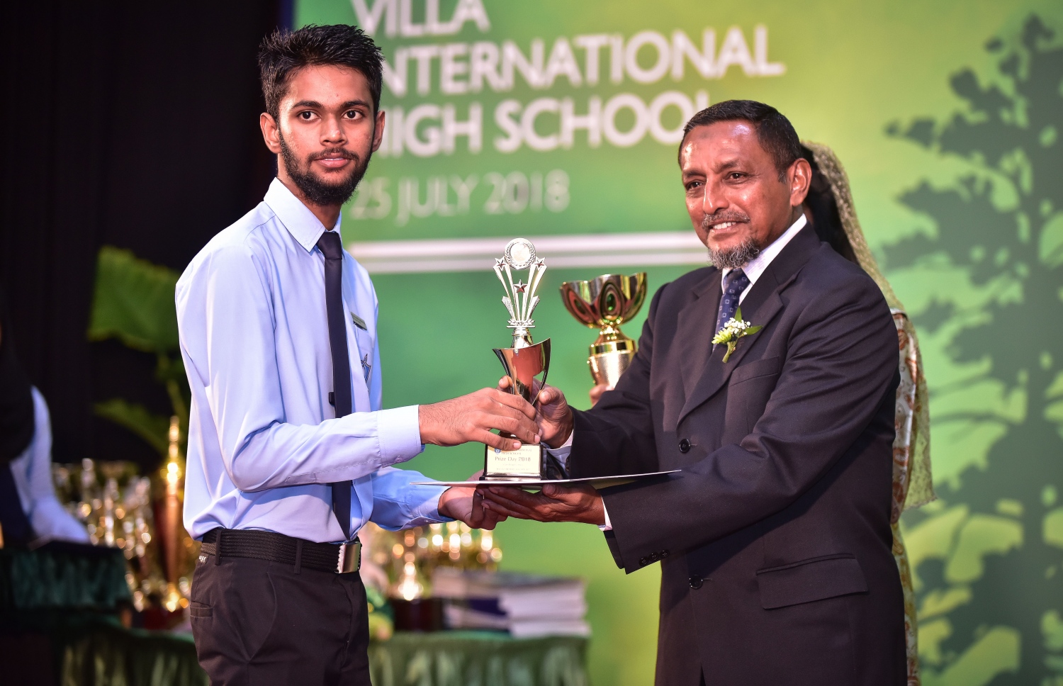 މާލެ: ޖުލައި 25، 2018: ވިލާ ހައި ސްކޫލުގެ މިދިޔަ އަހަރުގެ އިނާމު ދިނުމުގެ ޖަލްސާގައި، ވިލާ ފައުންޑޭޝަންގެ އެގްޒެކެޓިވް ޑިރެކްޓަރު މުހައްމަދު ހަމީދު، ދަރިވަރަކަށް އެވޯޑު ހަވާލުކޮށްދެއްވަނީ.--ފޮޓޯ: ނިޝާން އަލީ/މިހާރު