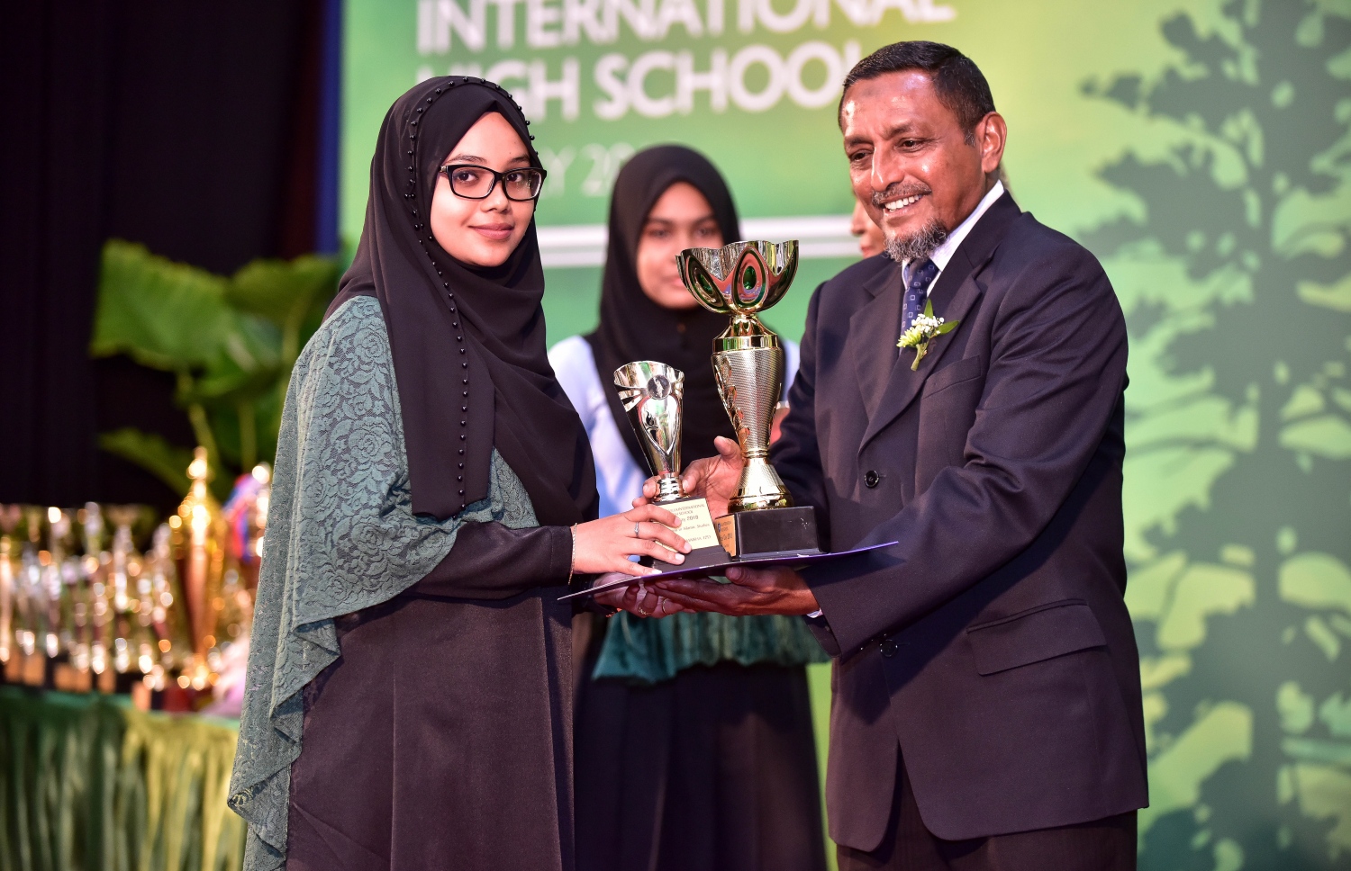 މާލެ: ޖުލައި 25، 2018: ވިލާ ހައި ސްކޫލުގެ މިދިޔަ އަހަރުގެ އިނާމު ދިނުމުގެ ޖަލްސާގައި، ވިލާ ފައުންޑޭޝަންގެ އެގްޒެކެޓިވް ޑިރެކްޓަރު މުހައްމަދު ހަމީދު، ދަރިވަރަކަށް އެވޯޑު ހަވާލުކޮށްދެއްވަނީ.--ފޮޓޯ: ނިޝާން އަލީ/މިހާރު