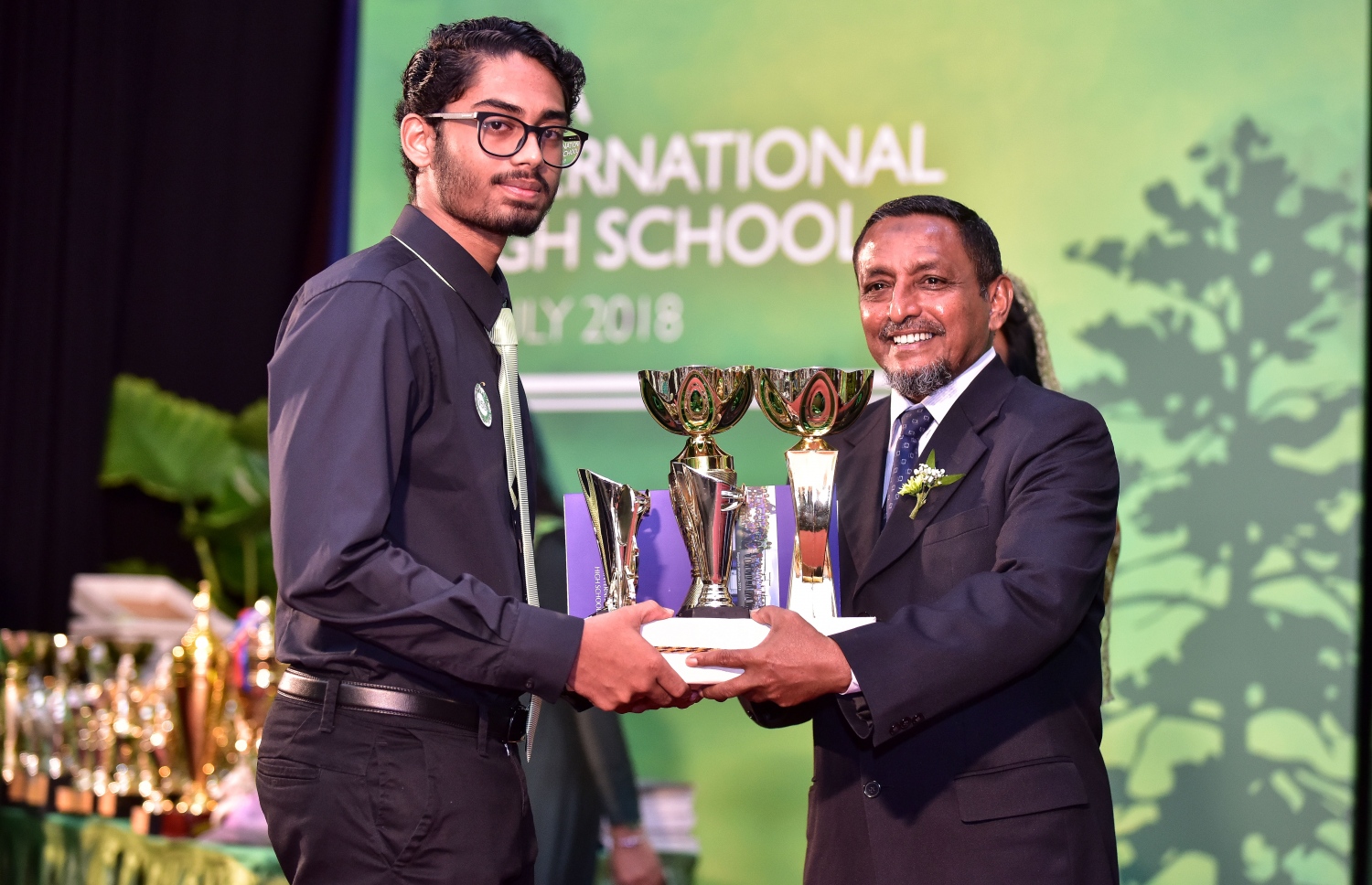 މާލެ: ޖުލައި 25، 2018: ވިލާ ހައި ސްކޫލުގެ މިދިޔަ އަހަރުގެ އިނާމު ދިނުމުގެ ޖަލްސާގައި، ވިލާ ފައުންޑޭޝަންގެ އެގްޒެކެޓިވް ޑިރެކްޓަރު މުހައްމަދު ހަމީދު، ދަރިވަރަކަށް އެވޯޑު ހަވާލުކޮށްދެއްވަނީ.--ފޮޓޯ: ނިޝާން އަލީ/މިހާރު