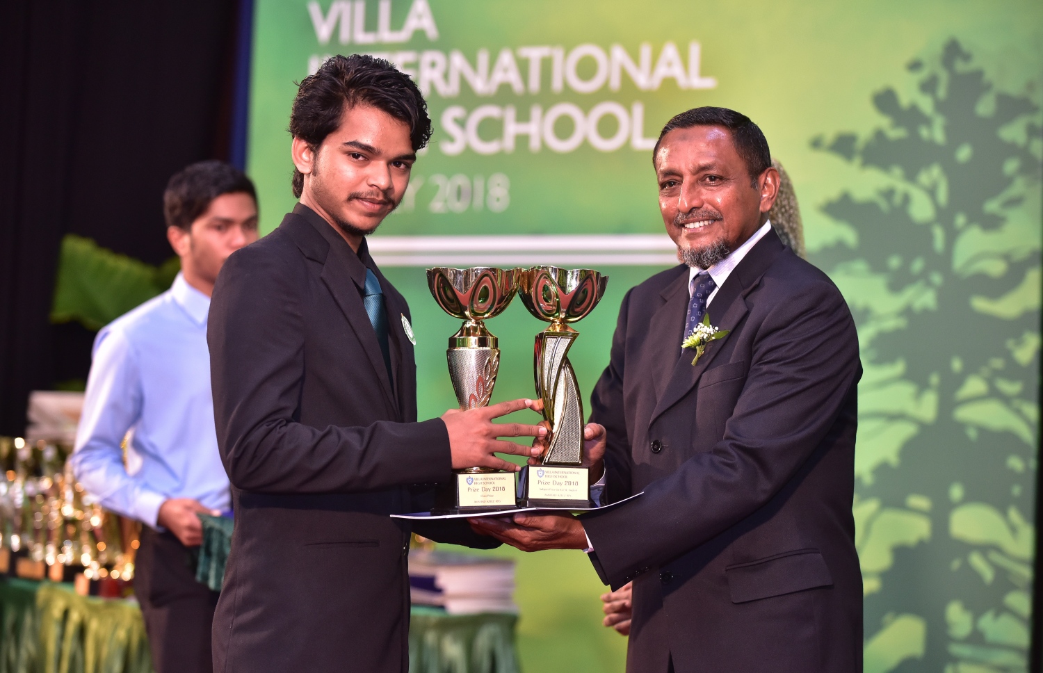 މާލެ: ޖުލައި 25، 2018: ވިލާ ހައި ސްކޫލުގެ މިދިޔަ އަހަރުގެ އިނާމު ދިނުމުގެ ޖަލްސާގައި، ވިލާ ފައުންޑޭޝަންގެ އެގްޒެކެޓިވް ޑިރެކްޓަރު މުހައްމަދު ހަމީދު، ދަރިވަރަކަށް އެވޯޑު ހަވާލުކޮށްދެއްވަނީ.--ފޮޓޯ: ނިޝާން އަލީ/މިހާރު