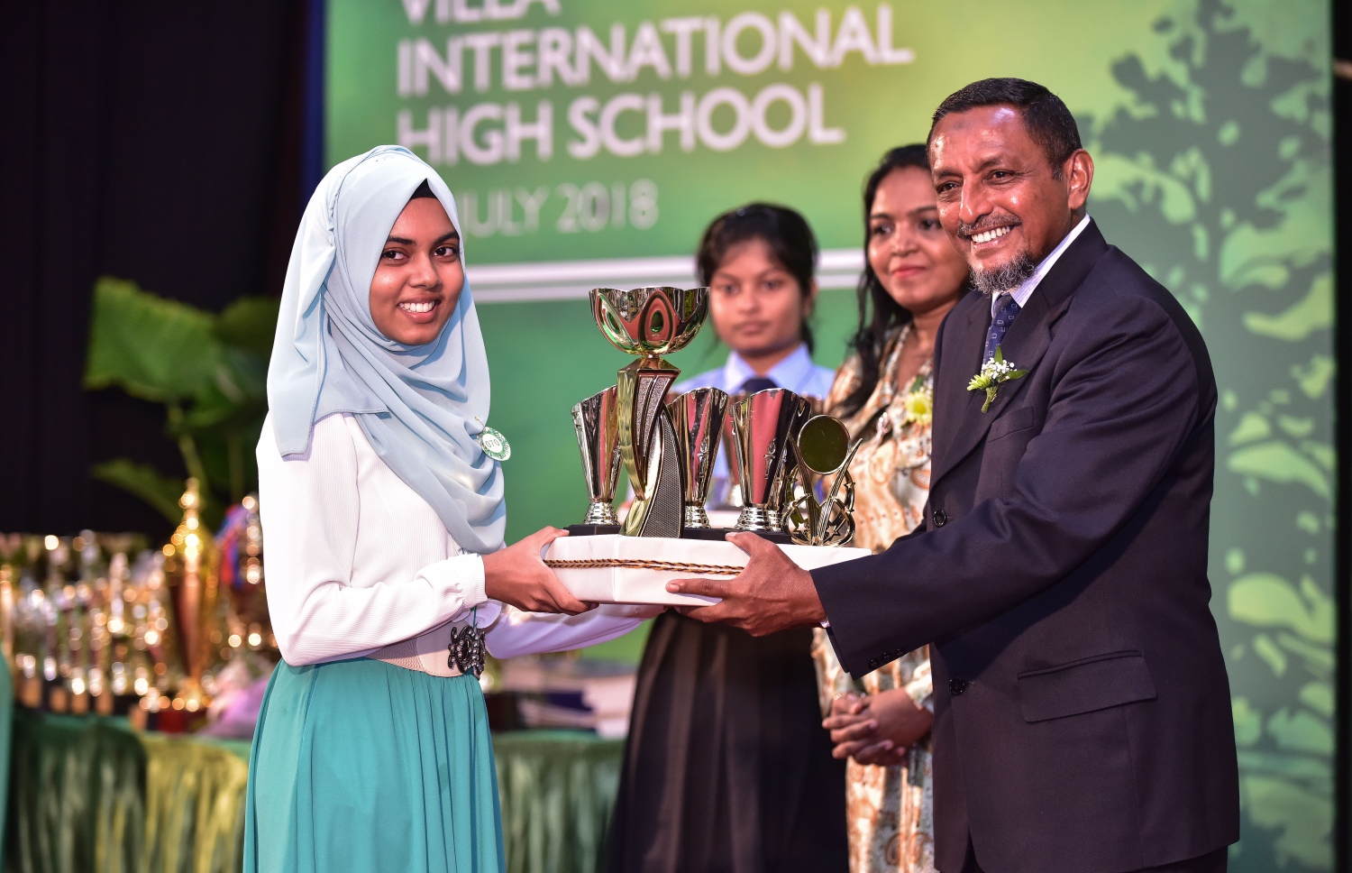 މާލެ: ޖުލައި 25، 2018: ވިލާ ހައި ސްކޫލުގެ މިދިޔަ އަހަރުގެ އިނާމު ދިނުމުގެ ޖަލްސާގައި، ވިލާ ފައުންޑޭޝަންގެ އެގްޒެކެޓިވް ޑިރެކްޓަރު މުހައްމަދު ހަމީދު، ދަރިވަރަކަށް އެވޯޑު ހަވާލުކޮށްދެއްވަނީ.--ފޮޓޯ: ނިޝާން އަލީ/މިހާރު